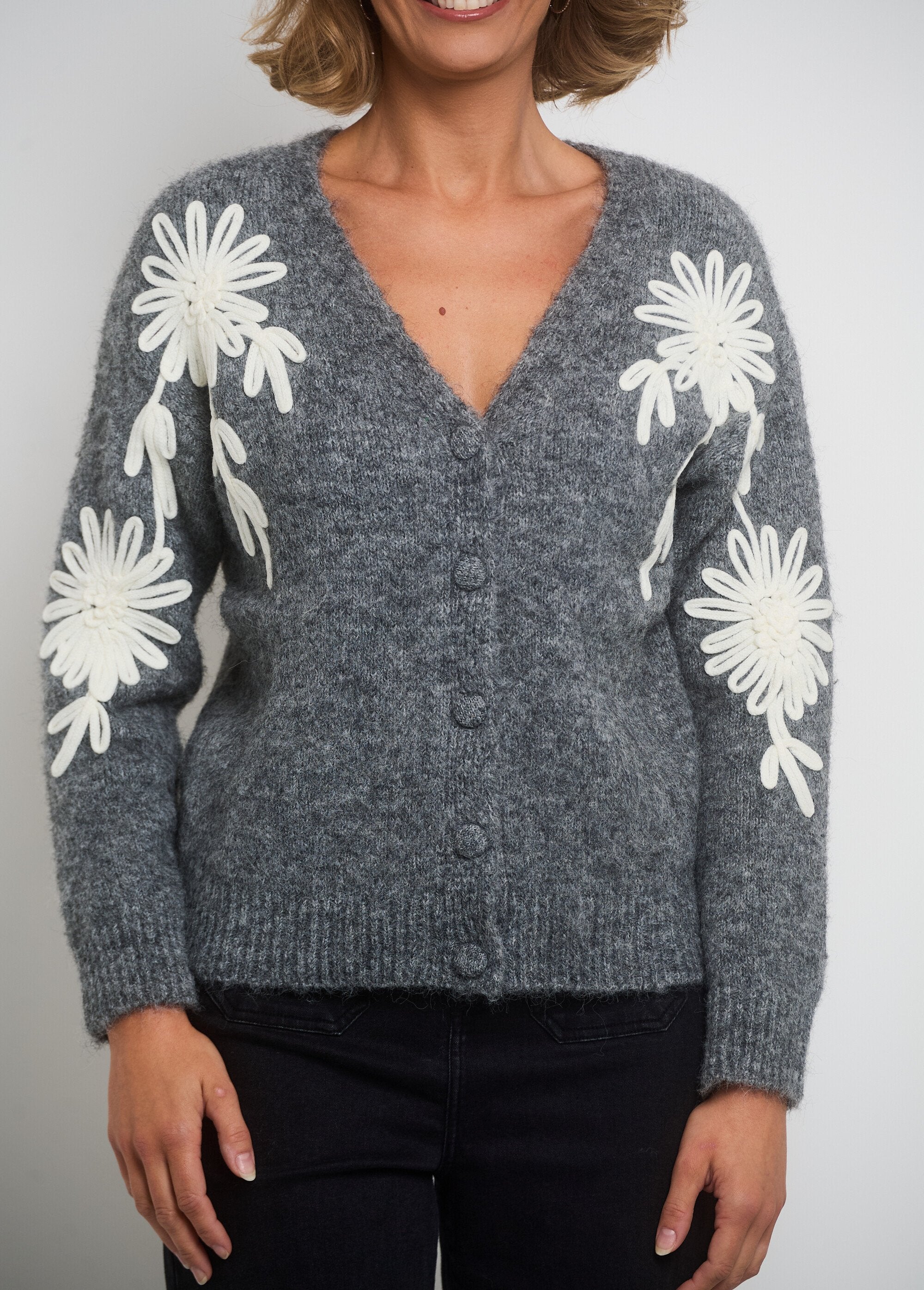 Gilet_chaud_col_V_applications_fleurs_Gris_DE2_slim