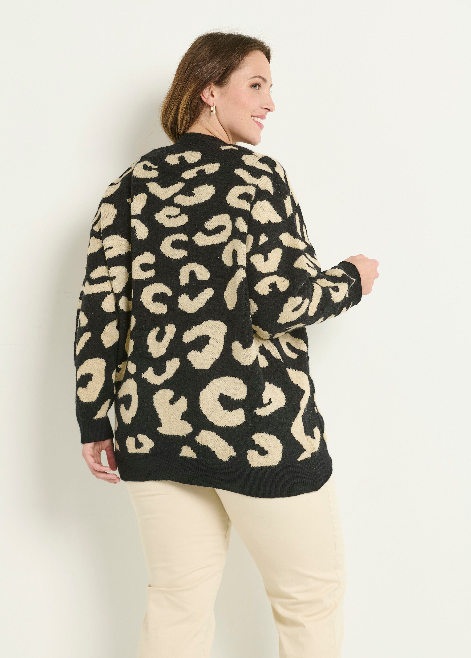 Warm,_dik_gebreid_vest_met_print_Noir_et_beige_DO1_curvy