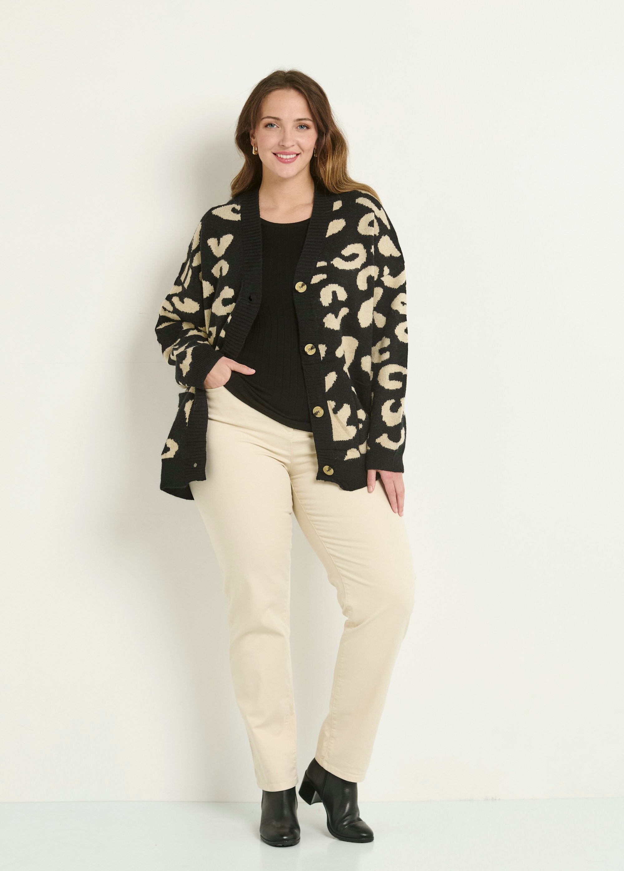 Thick_knit_printed_warm_vest_Black_and_beige_SF1_curvy