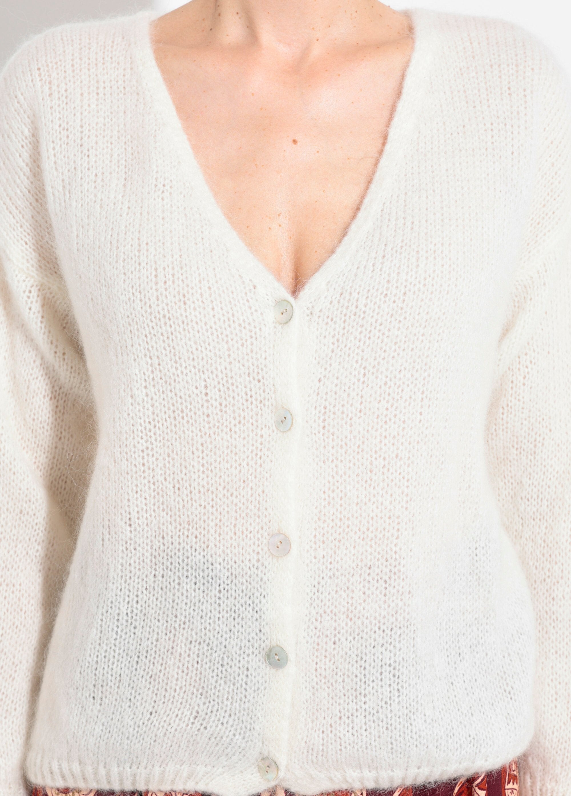 Warm,_zacht_vest_van_mohair_met_V-hals_Ecru_DE1_slim
