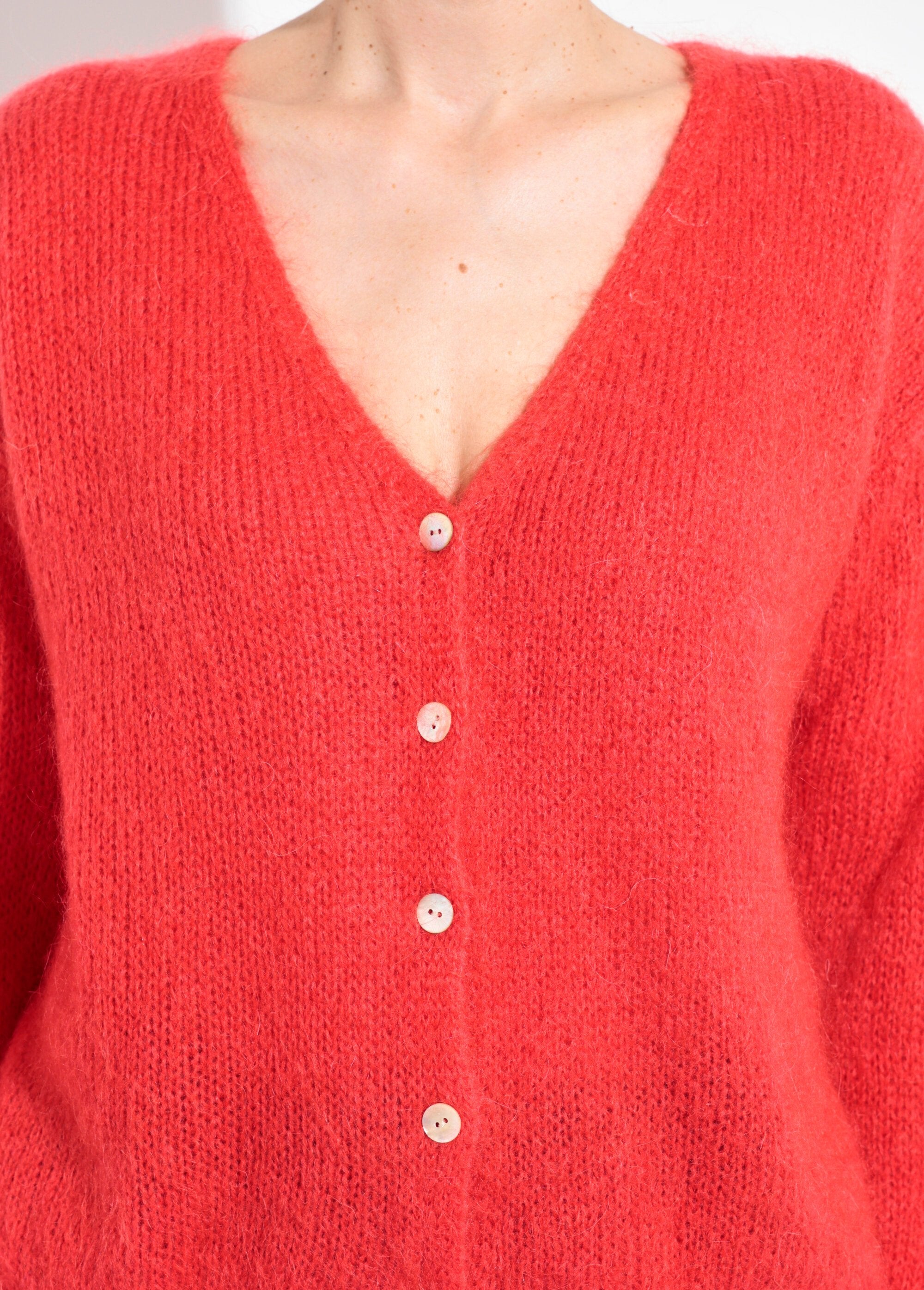 Warm,_zacht_vest_van_mohair_met_V-hals_Rouge_corail_DE1_slim