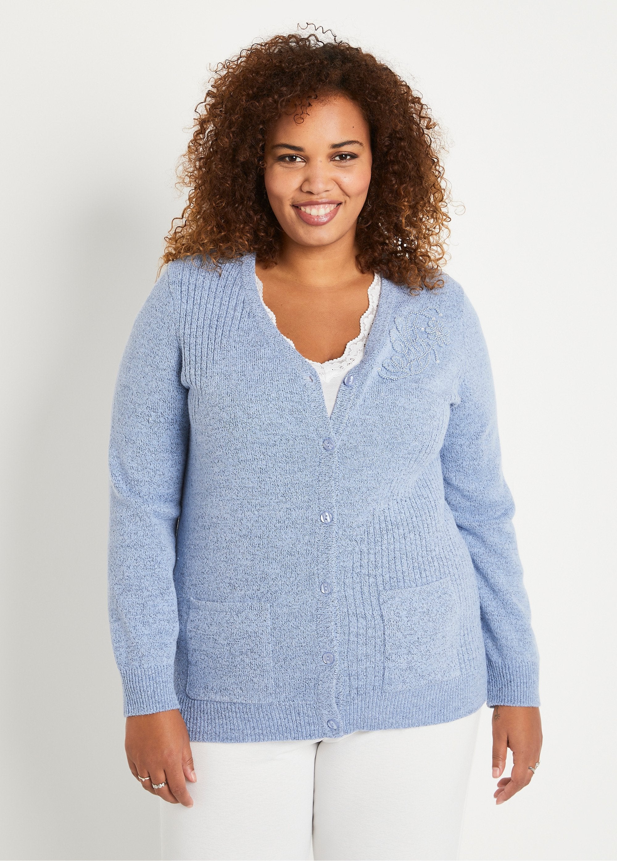 Gilet_col_V_boutonné_brodés_strassé_Bleu_FA1_curvy