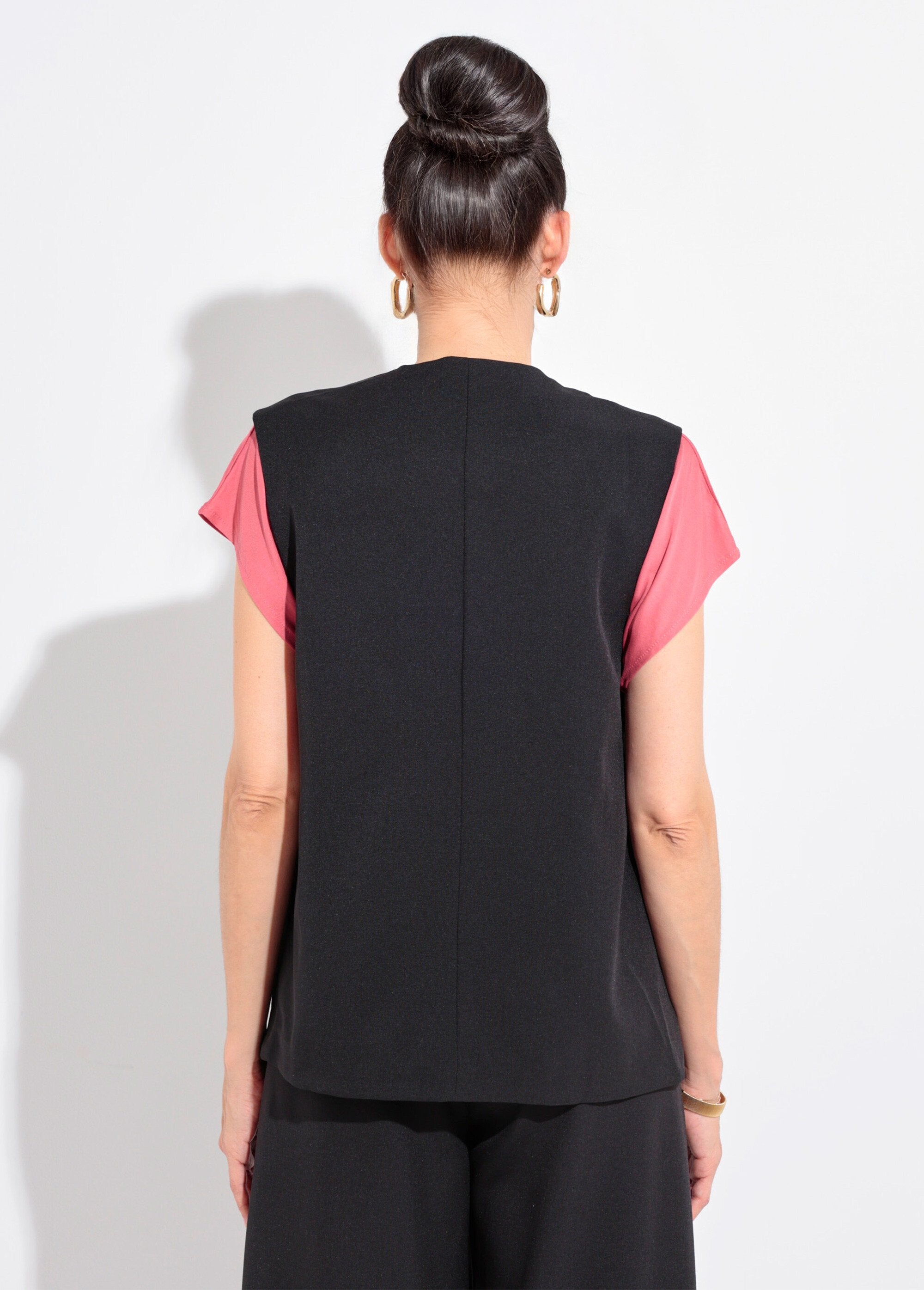 Mouwloos_gilet_met_knopen_aan_de_zijkant_Noir_DO1_slim