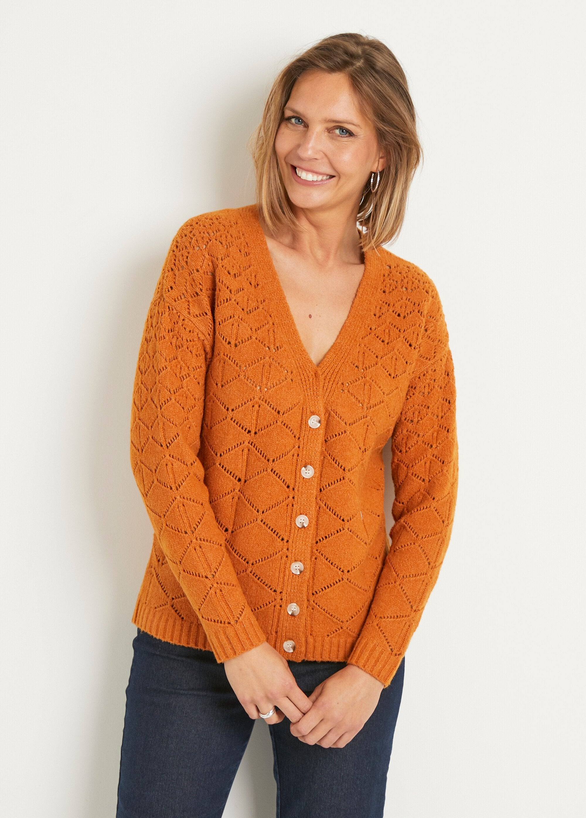 Kort_vest_met_V-hals_en_knopen,_effen_Caramel_FA1_slim