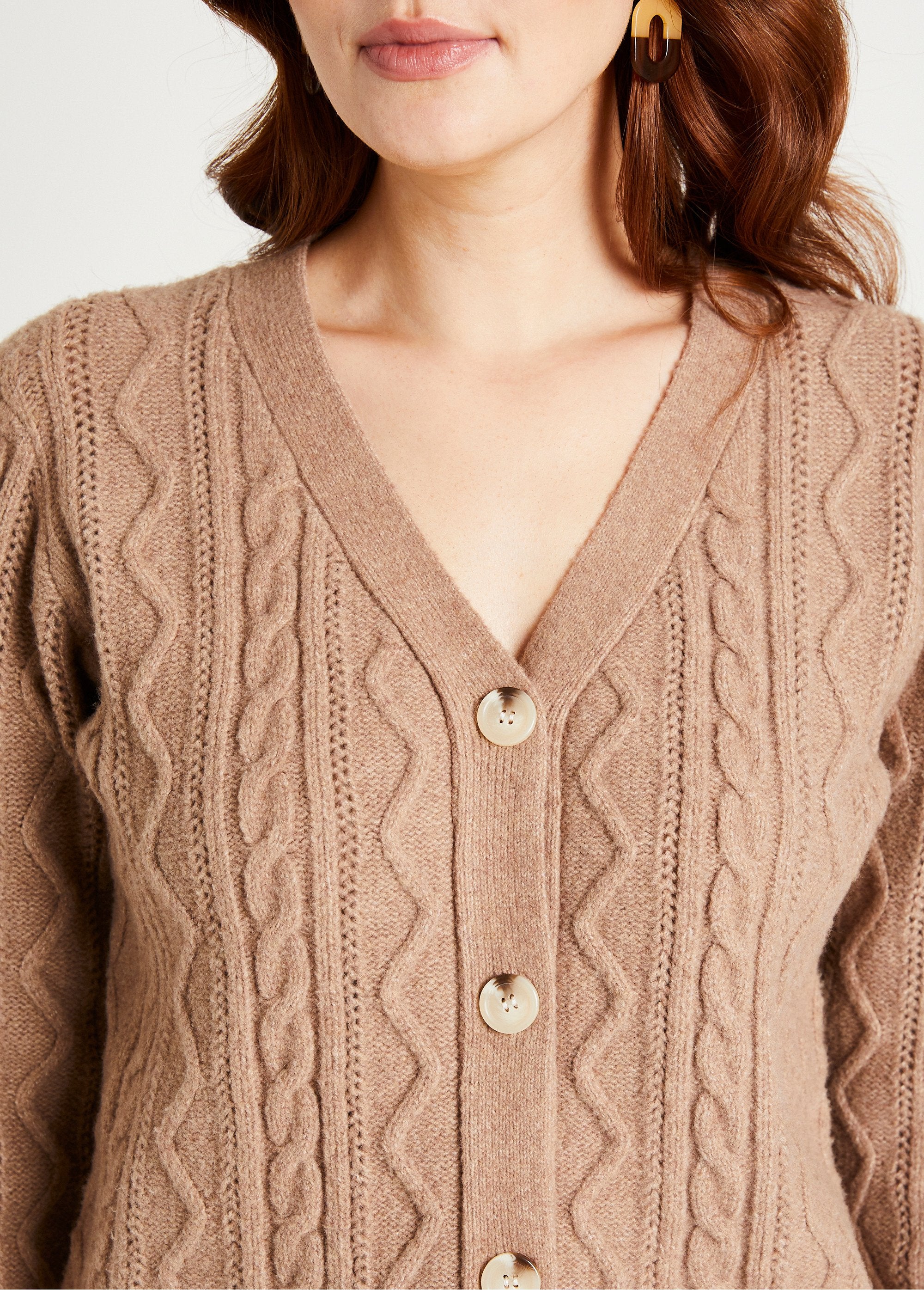 Gilet_court_boutonné_col_V_maille_torsades_Taupe_DE2_slim