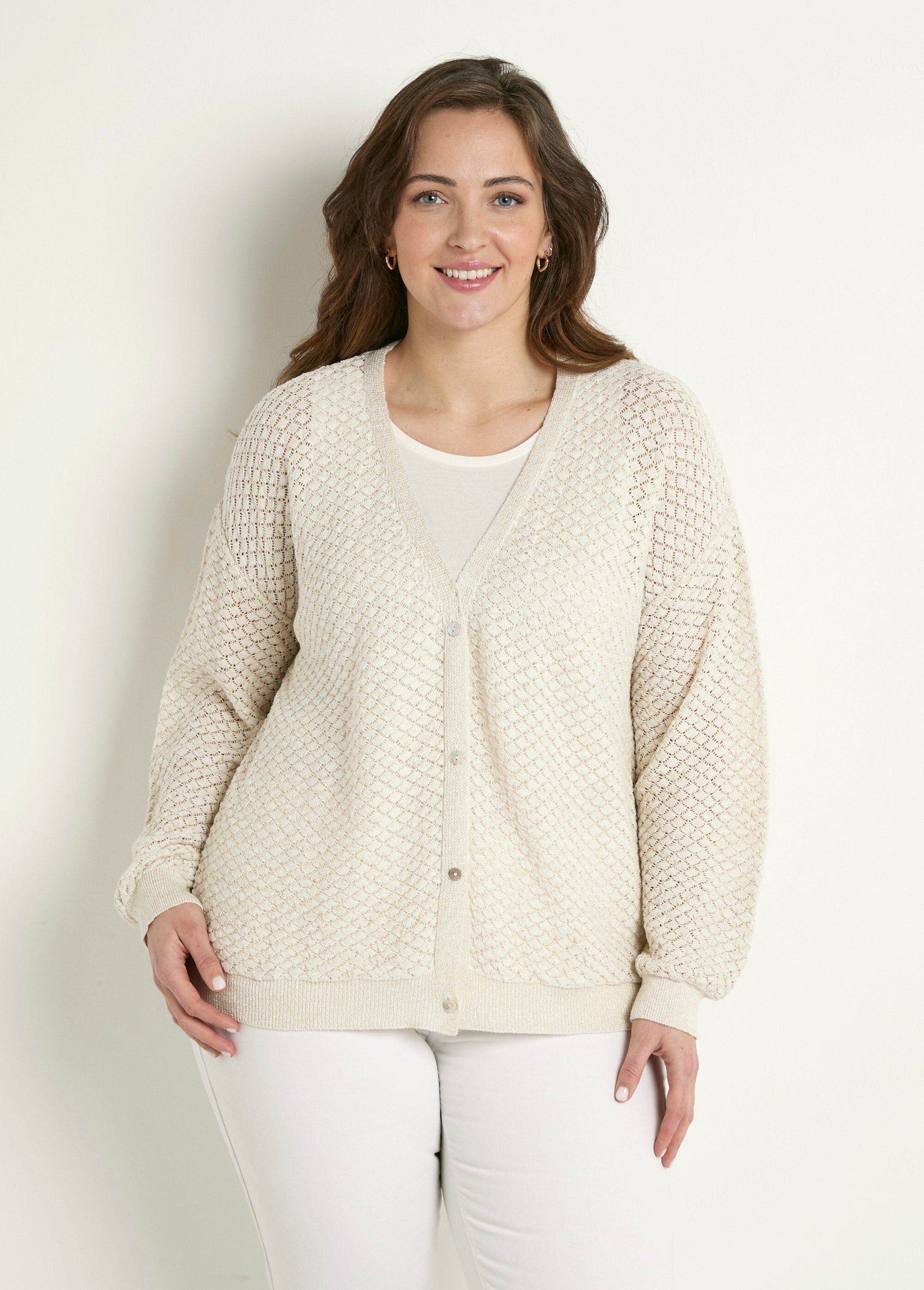 Vest_met_lange_mouwen_en_V-hals_met_knopen_Beige_dore_FA1_curvy