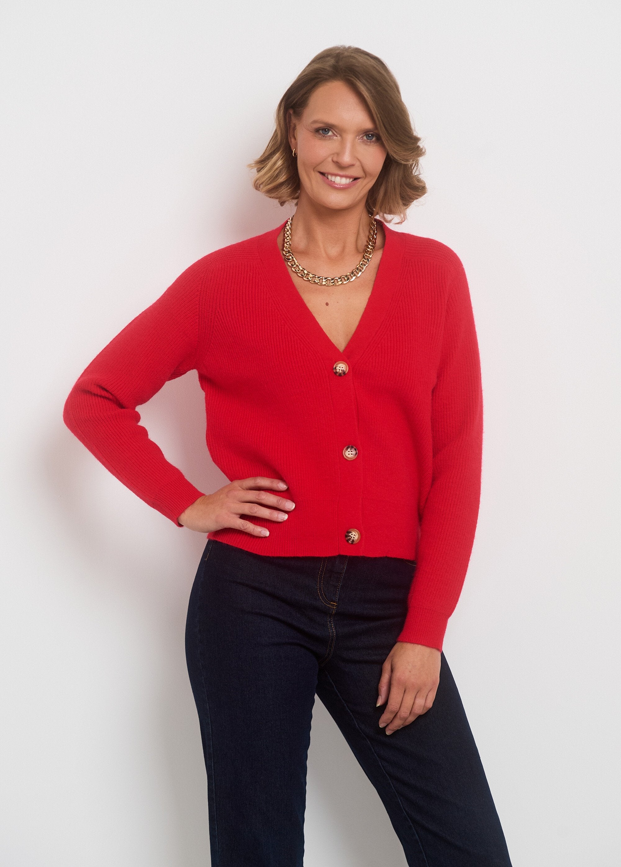 Kort_vest_met_V-hals_en_contrasterende_knopen_Rouge_FA1_slim