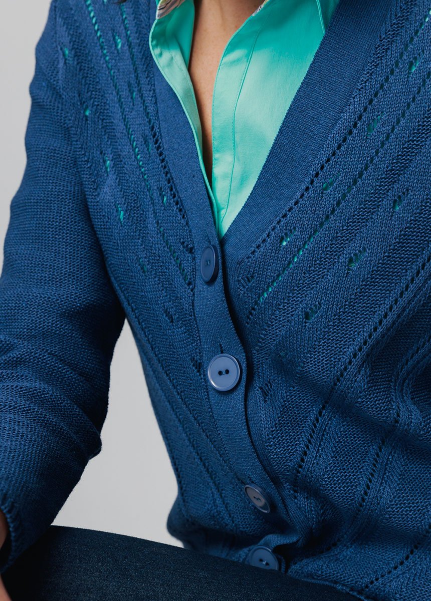 Opengewerkt_V-hals_vest_Bleu_DE1_slim
