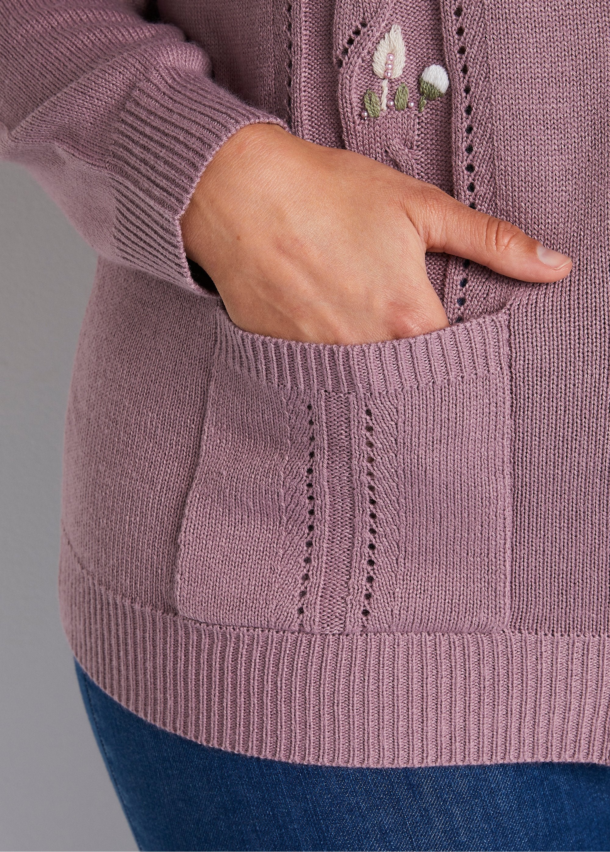 Gilet_long_boutonné_brodé_perlé_col_V_Cyclamen_DE2_curvy