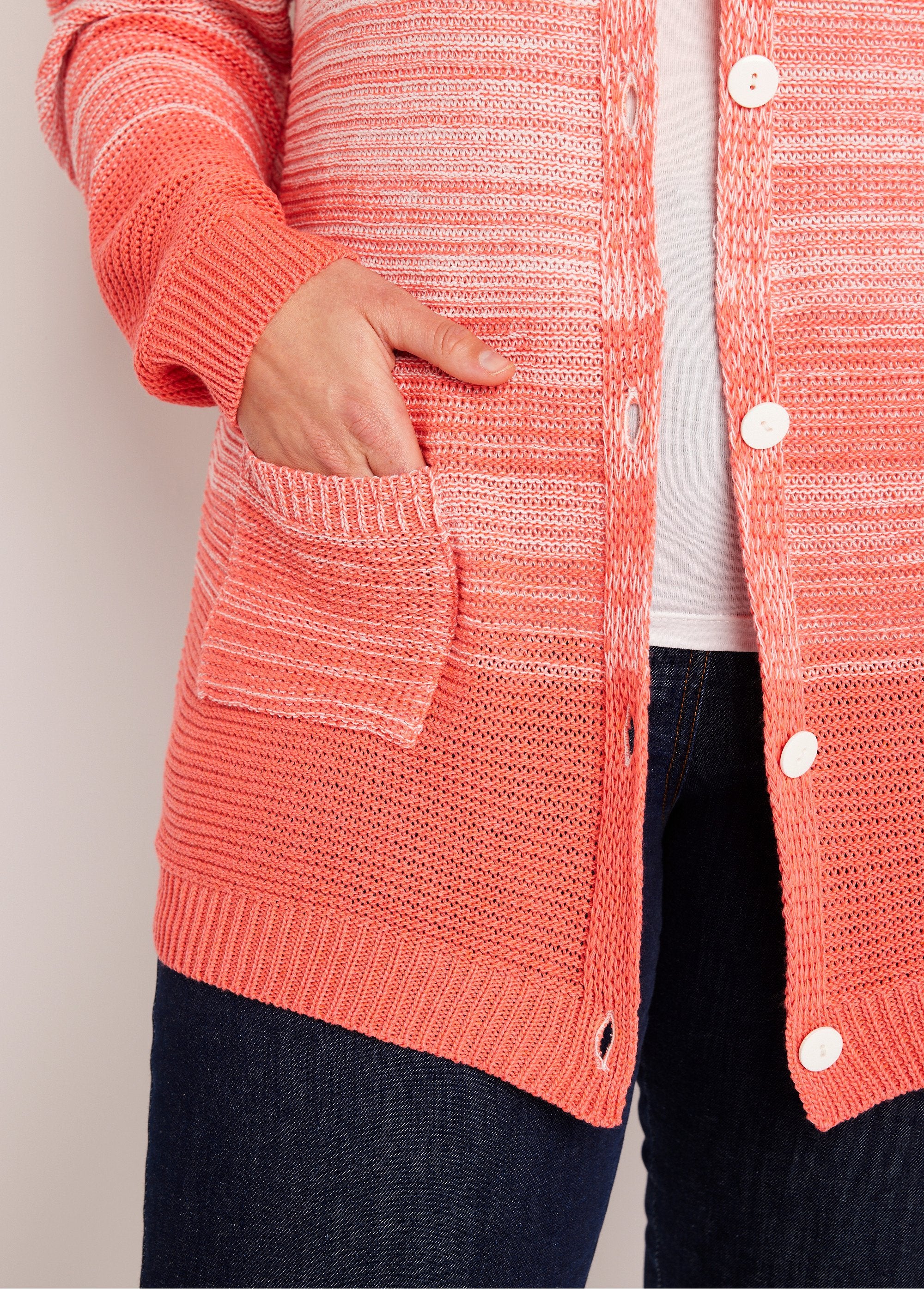 Gilet_long_col_V_boutonné_coton_Blanc_et_corail_DE2_curvy