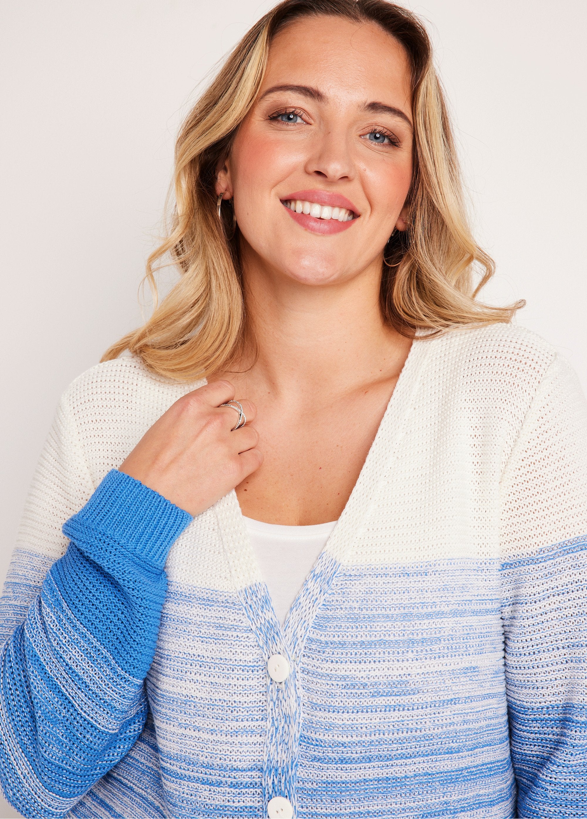 Gilet_long_col_V_boutonné_coton_Blanc_et_bleu_DE1_curvy