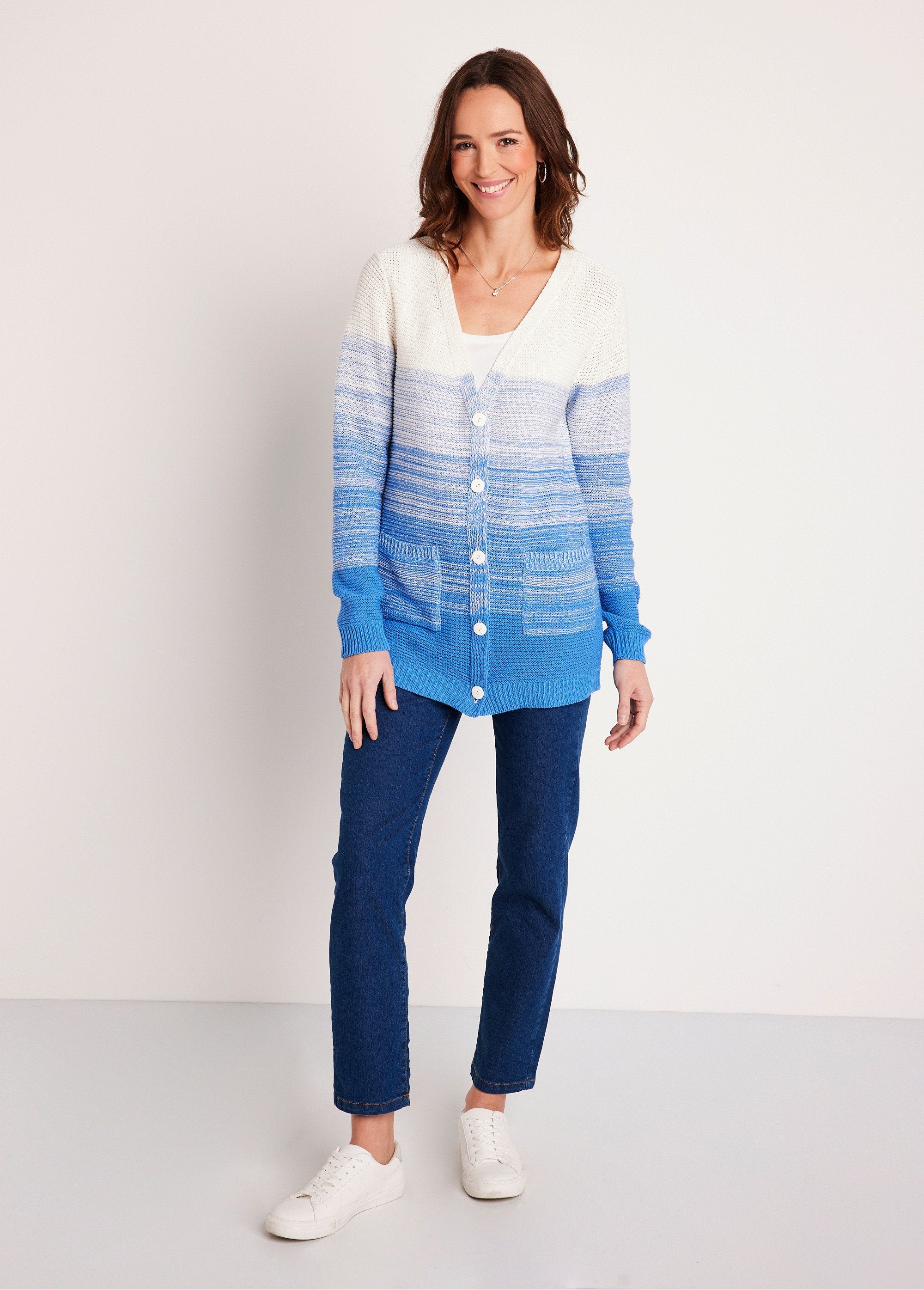 Lang_katoenen_vest_met_V-hals_en_knopen_wit_en_blauw_SF1_slim