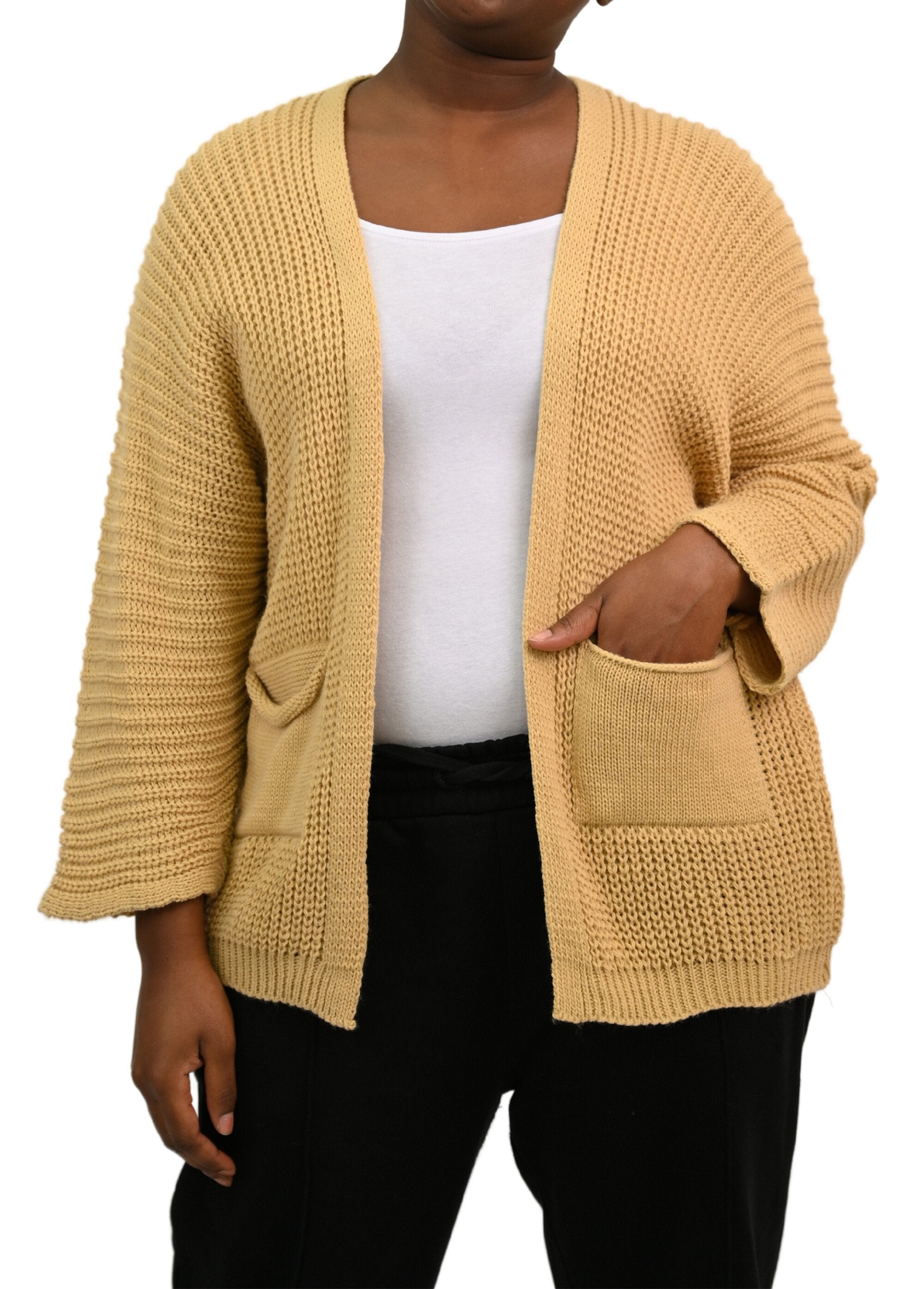 Lang_gebreid_vest_met_opgestikte_zakken_Beige_FA1_curvy