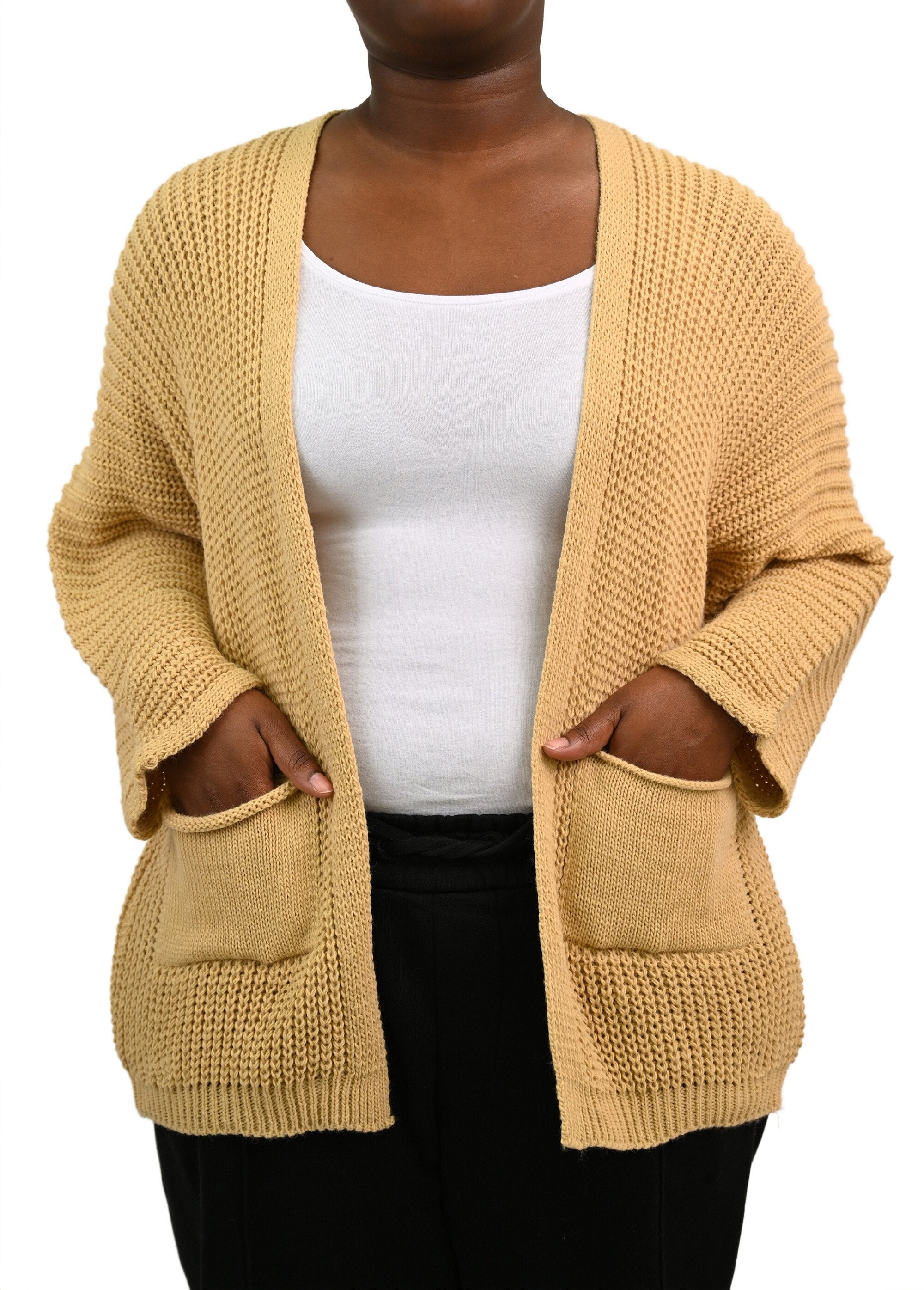 Lang_gebreid_vest_met_opgestikte_zakken_Beige_FA2_curvy