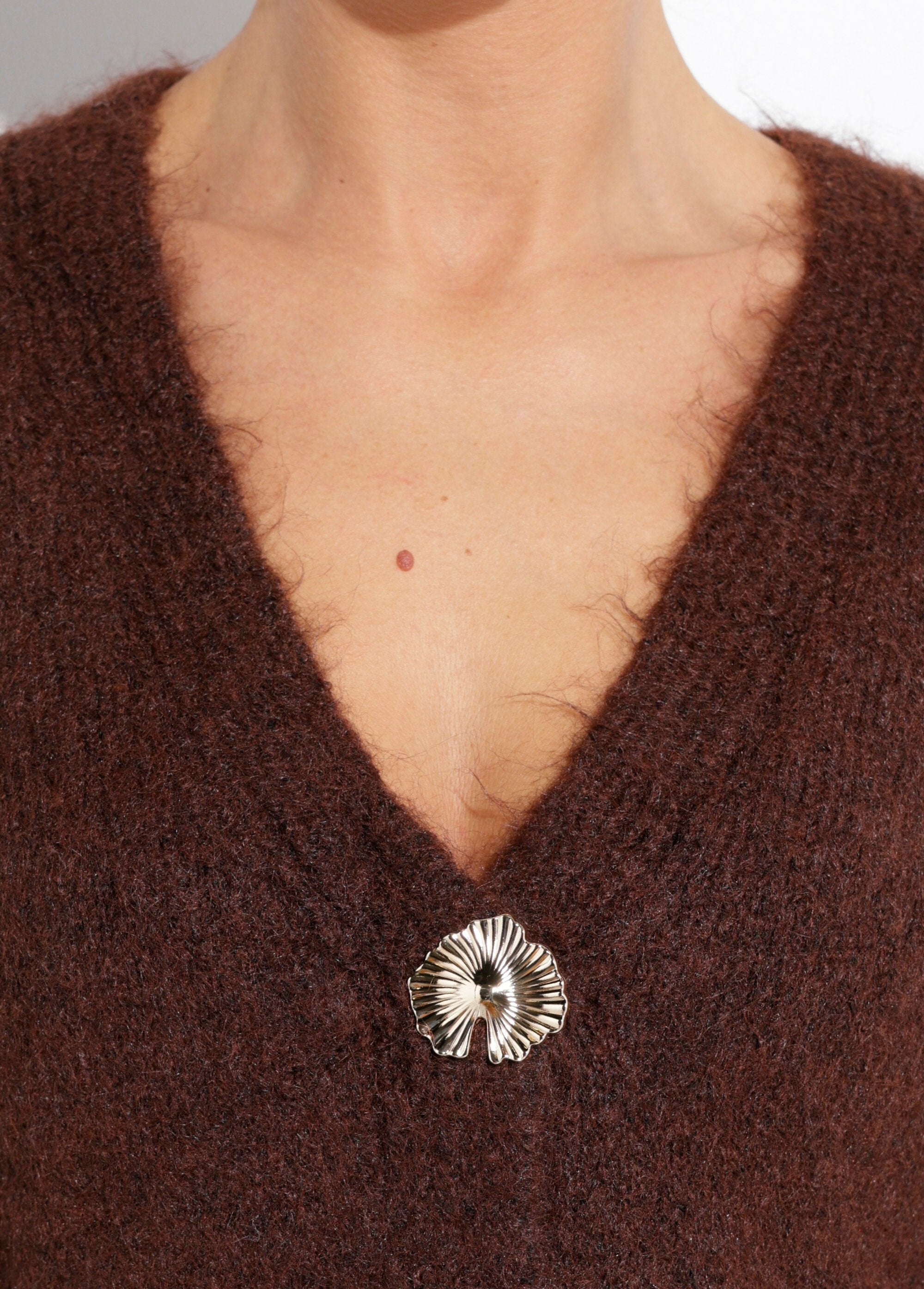 Gilet_maille_douce_avec_boutons_bijoux_Marron__DE1_slim