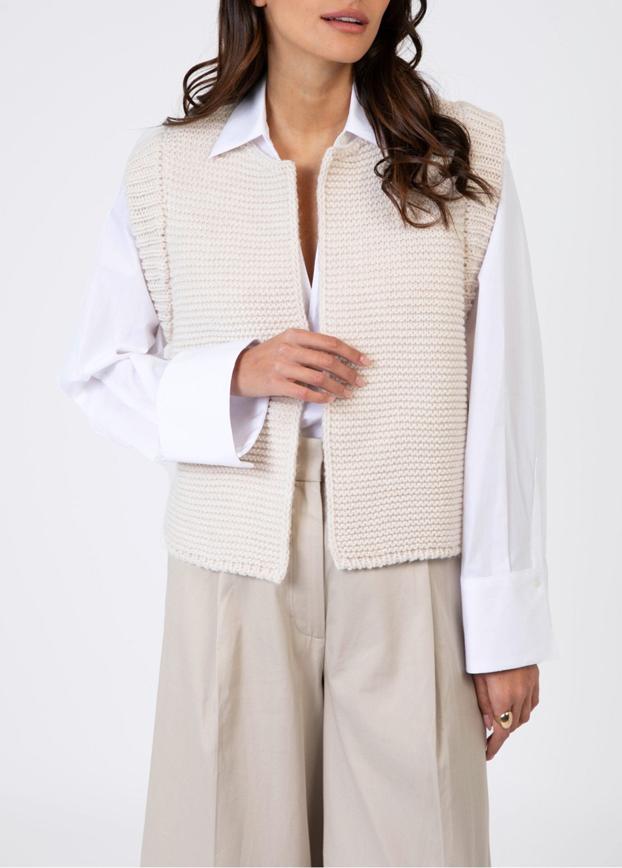 Gilet_sans_manches_en_maille_col_rond_Ecru_FA1_slim