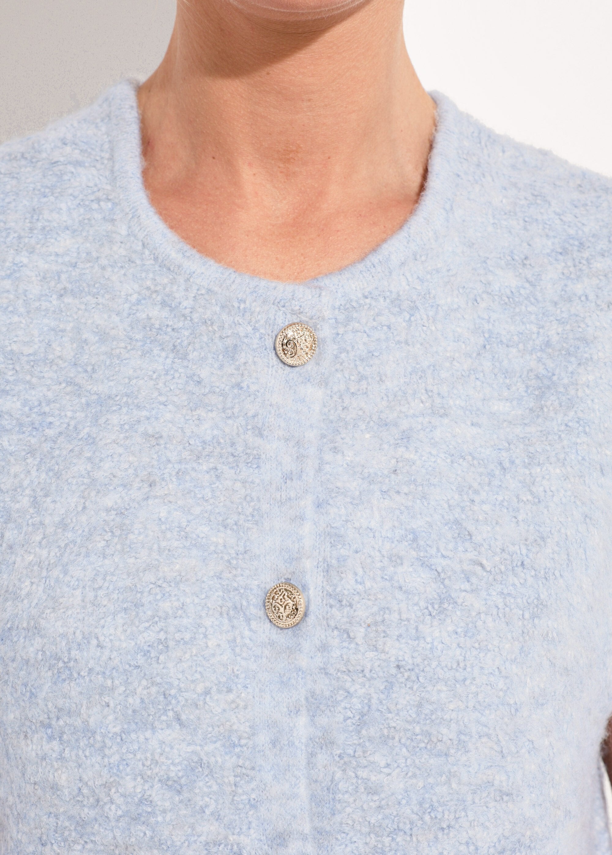 Mouwloos_vest,_gouden_knopen,_bouclette_breisel_Bleu_DE1_slim