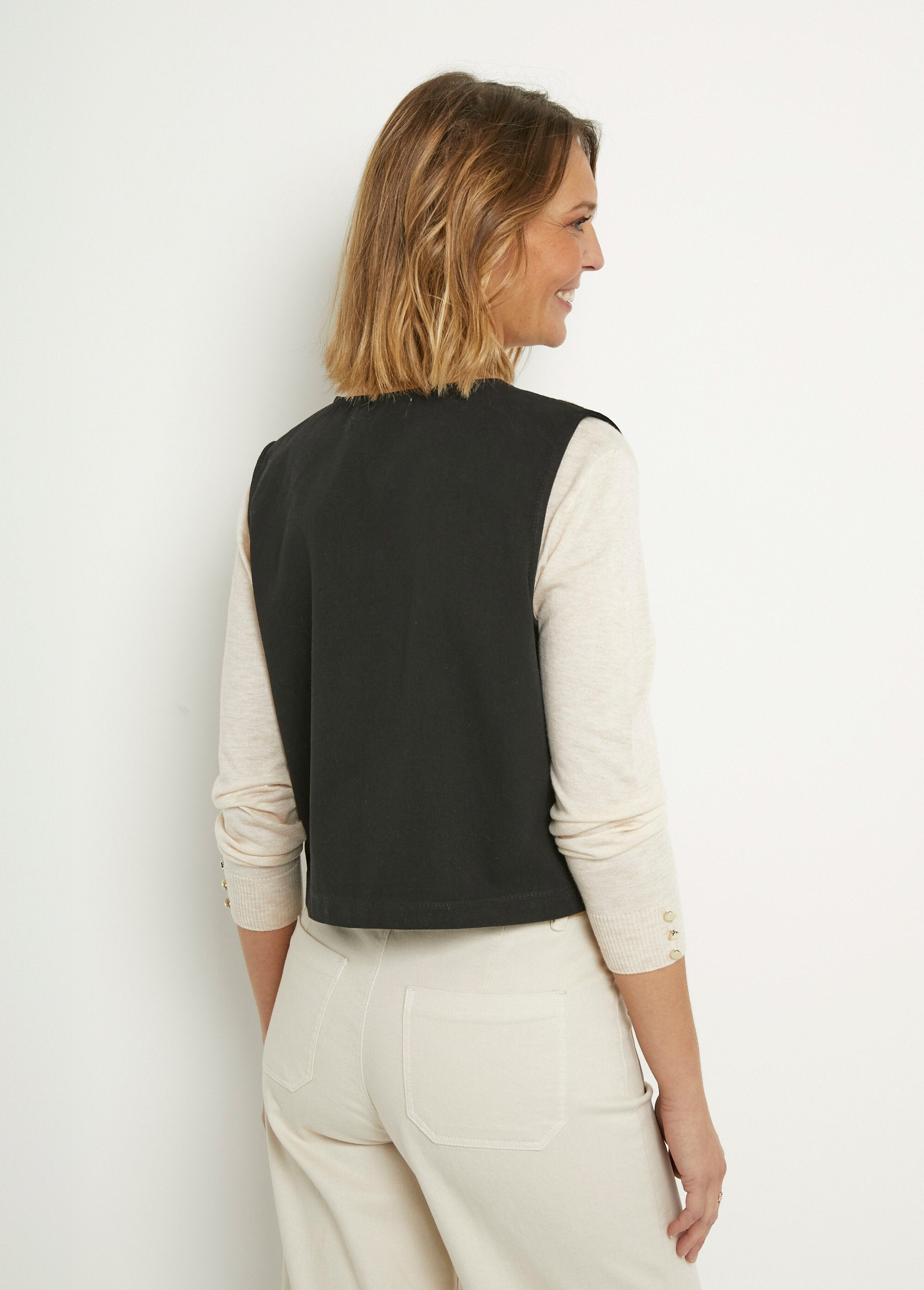 Gilet_sans_manches_brodé_style_scandinave_Noir_DO1_slim