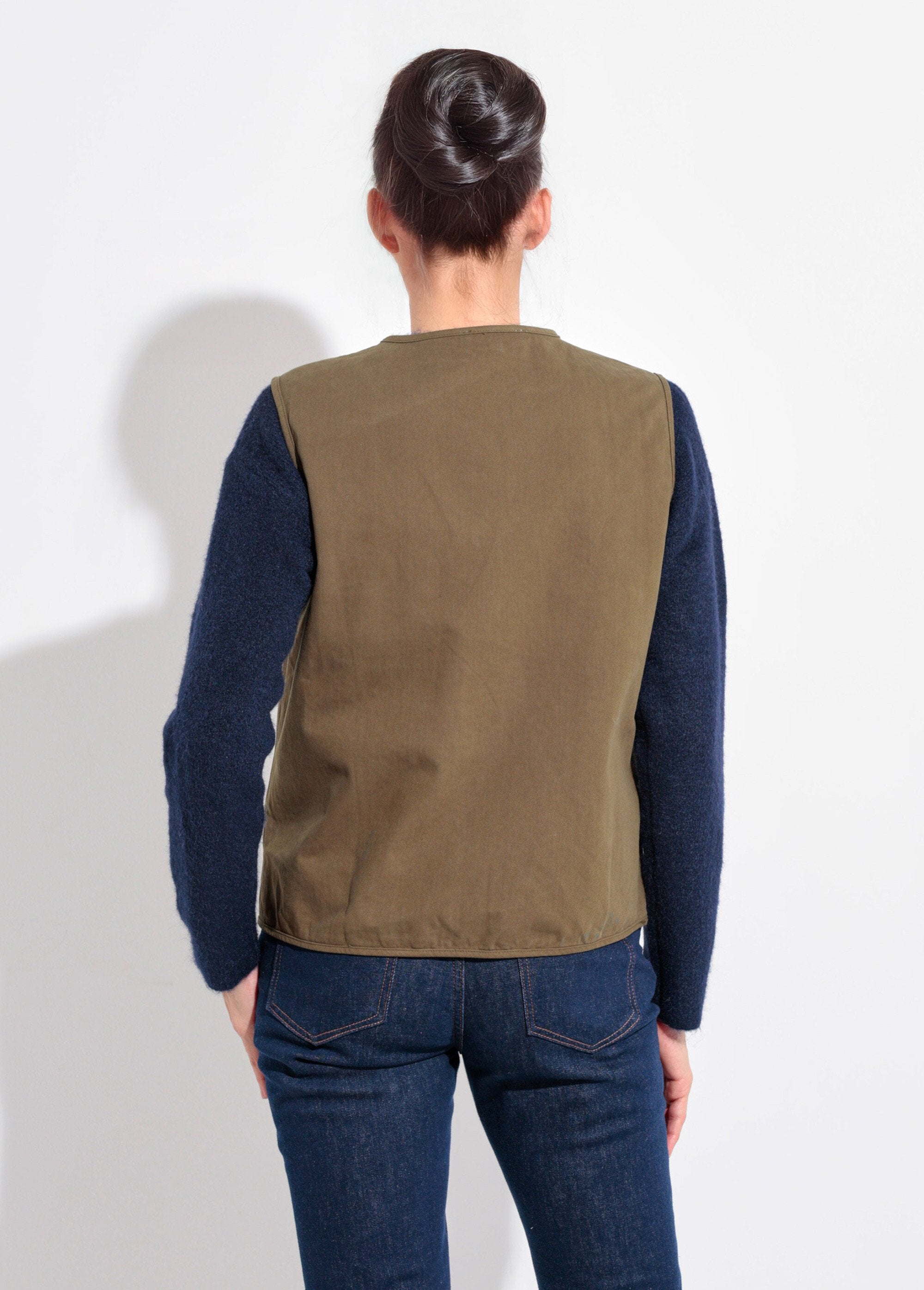 Mouwloos_vest_met_ronde_hals_in_keperstof_Kaki_DO1_slim