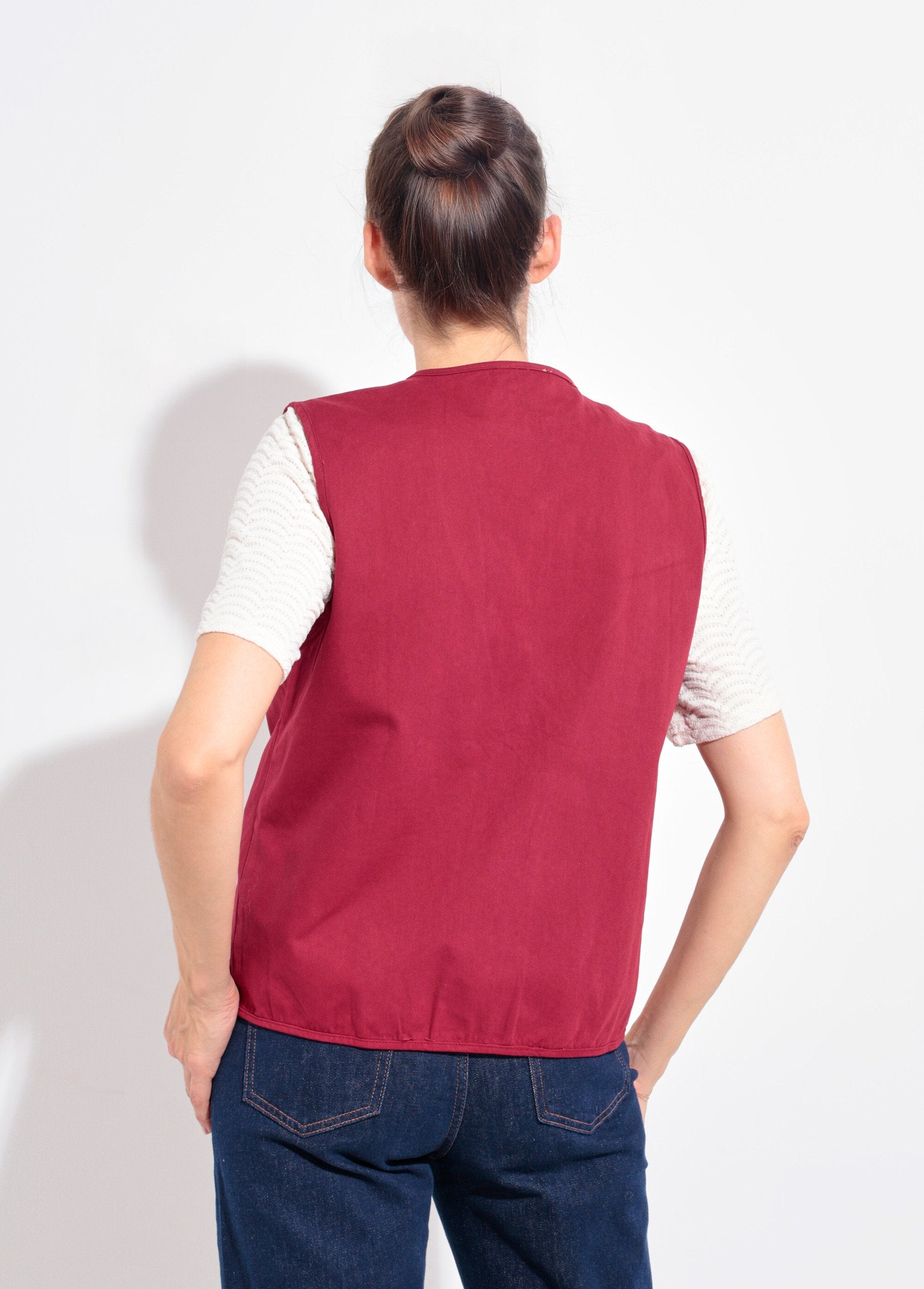 Mouwloos_vest_met_ronde_hals_in_keperstof_Bordeaux_DO1_slim