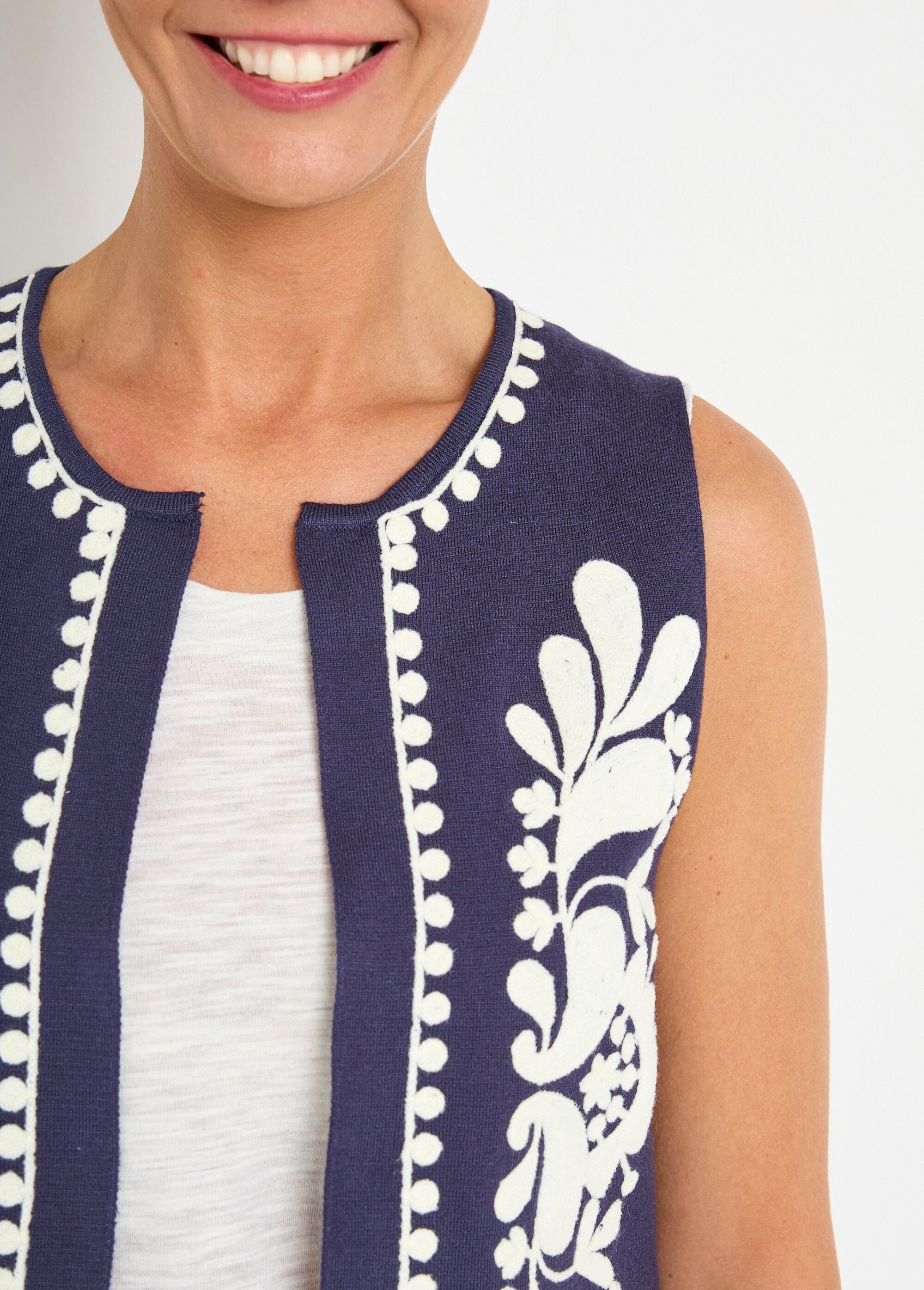 Gilet_sans_manches_en_maille_et_broderies_Marine_DE1_slim