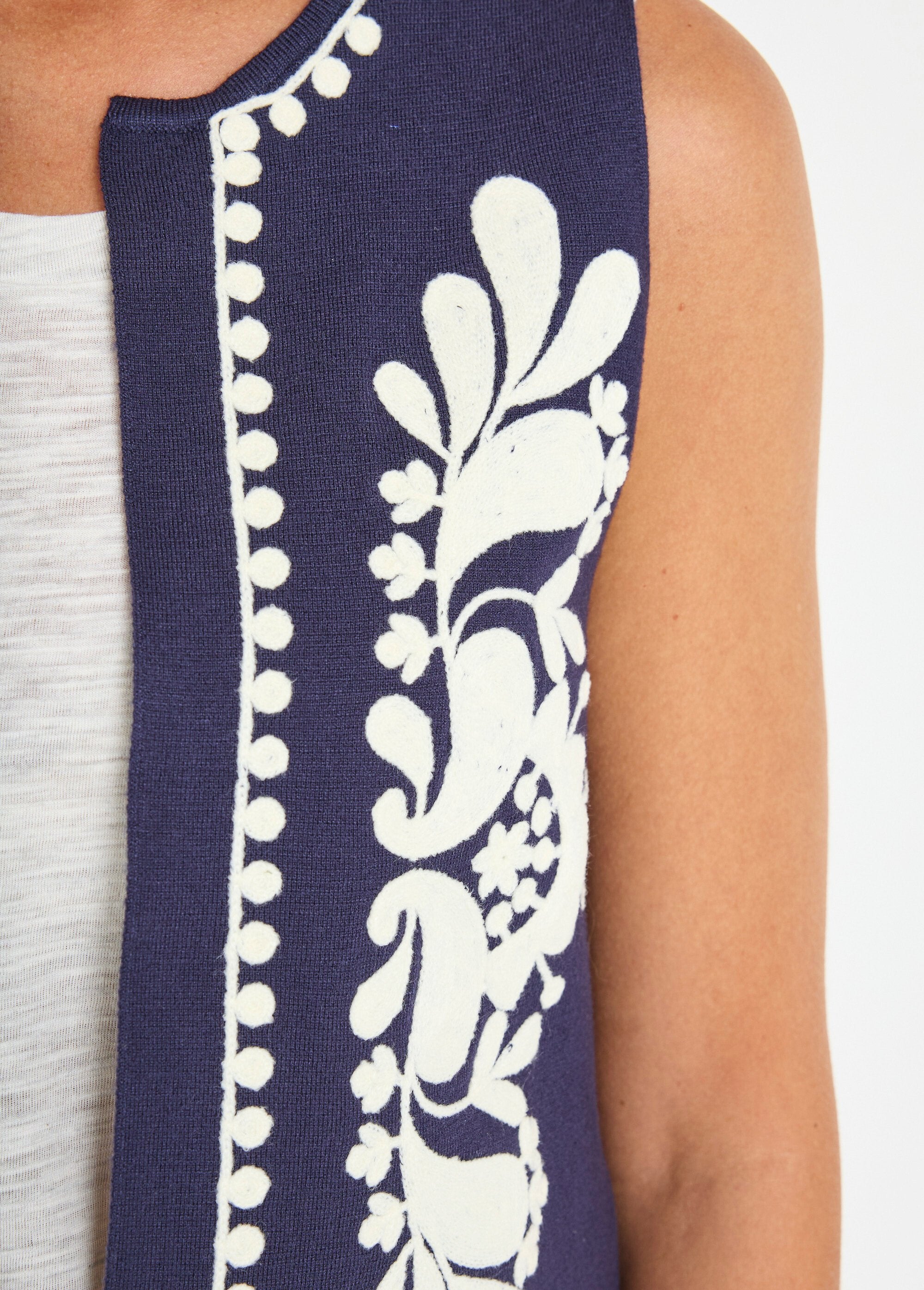 Gilet_sans_manches_en_maille_et_broderies_Marine_DE2_slim