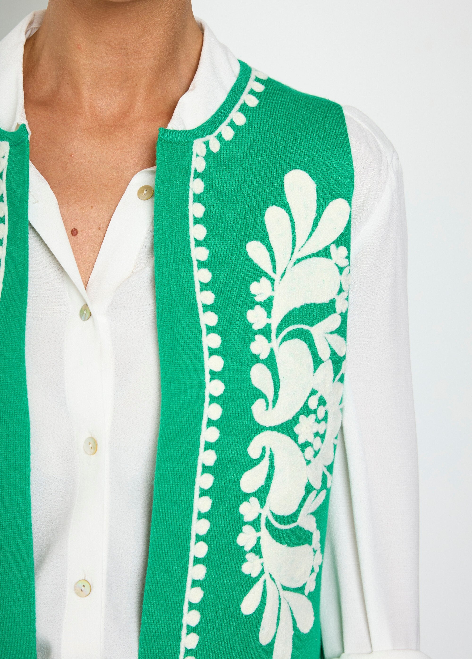 Gilet_sans_manches_en_maille_et_broderies_Vert_DE1_slim