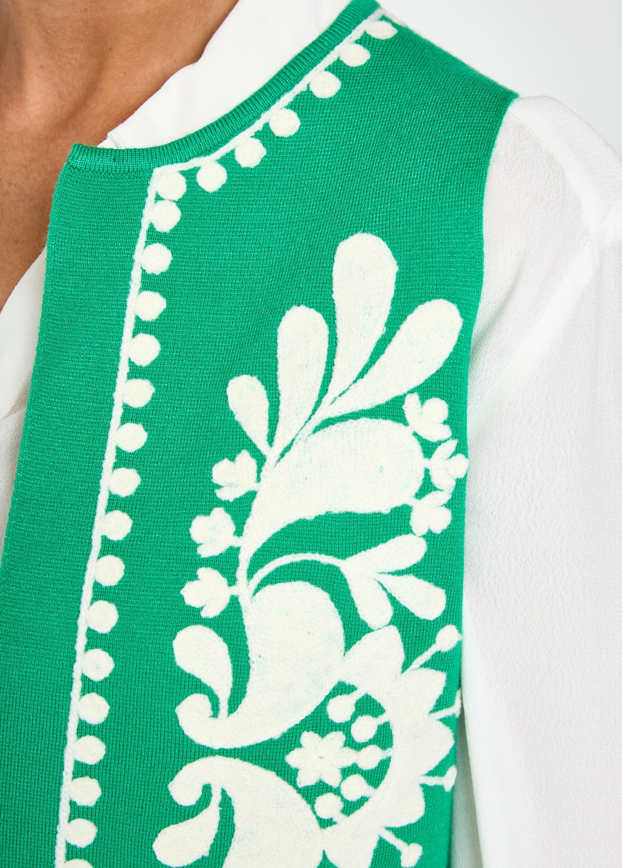 Gilet_sans_manches_en_maille_et_broderies_Vert_DE2_slim