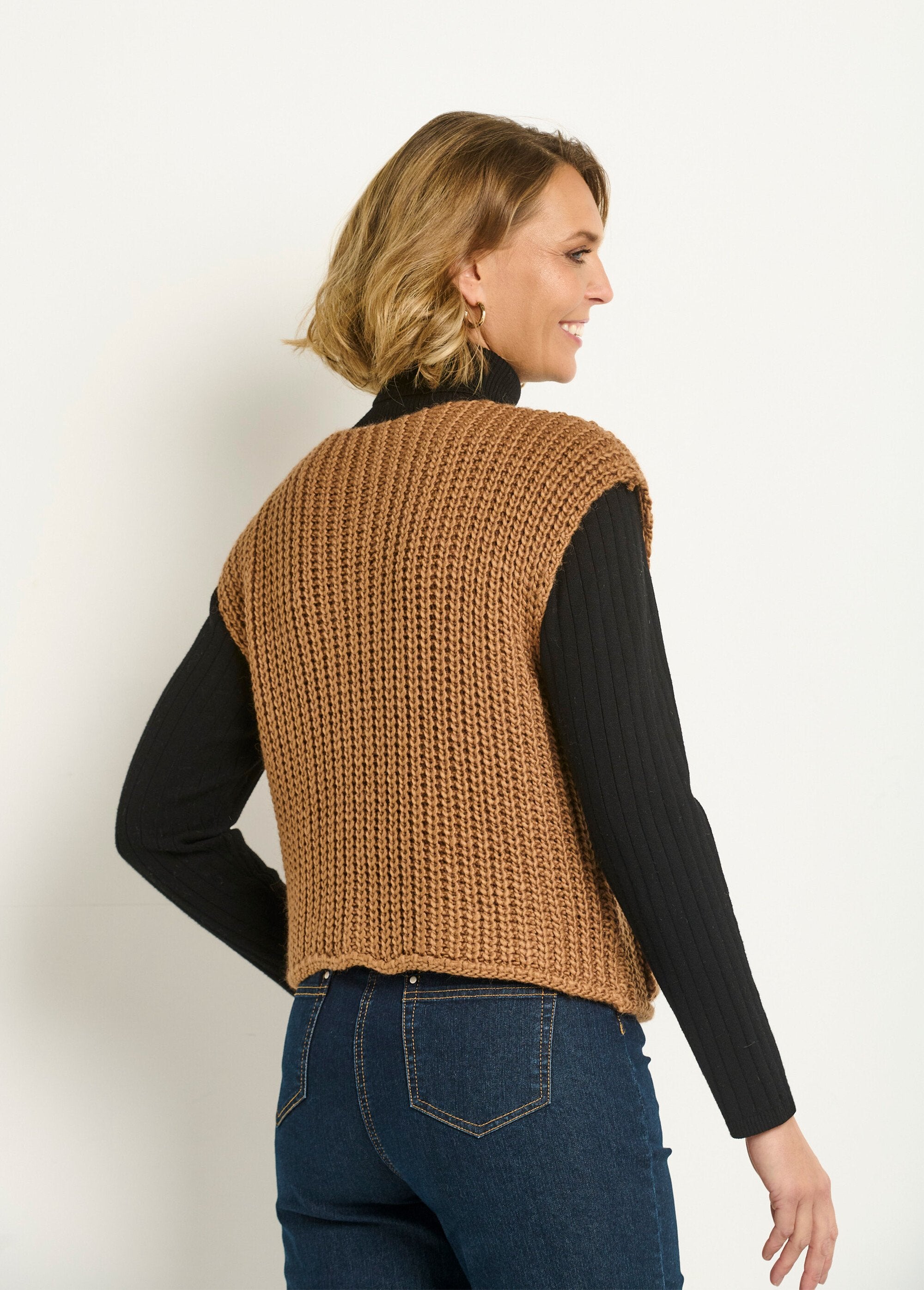 Sleeveless_vest_in_large_gauge_knit_camel_DO1_slim