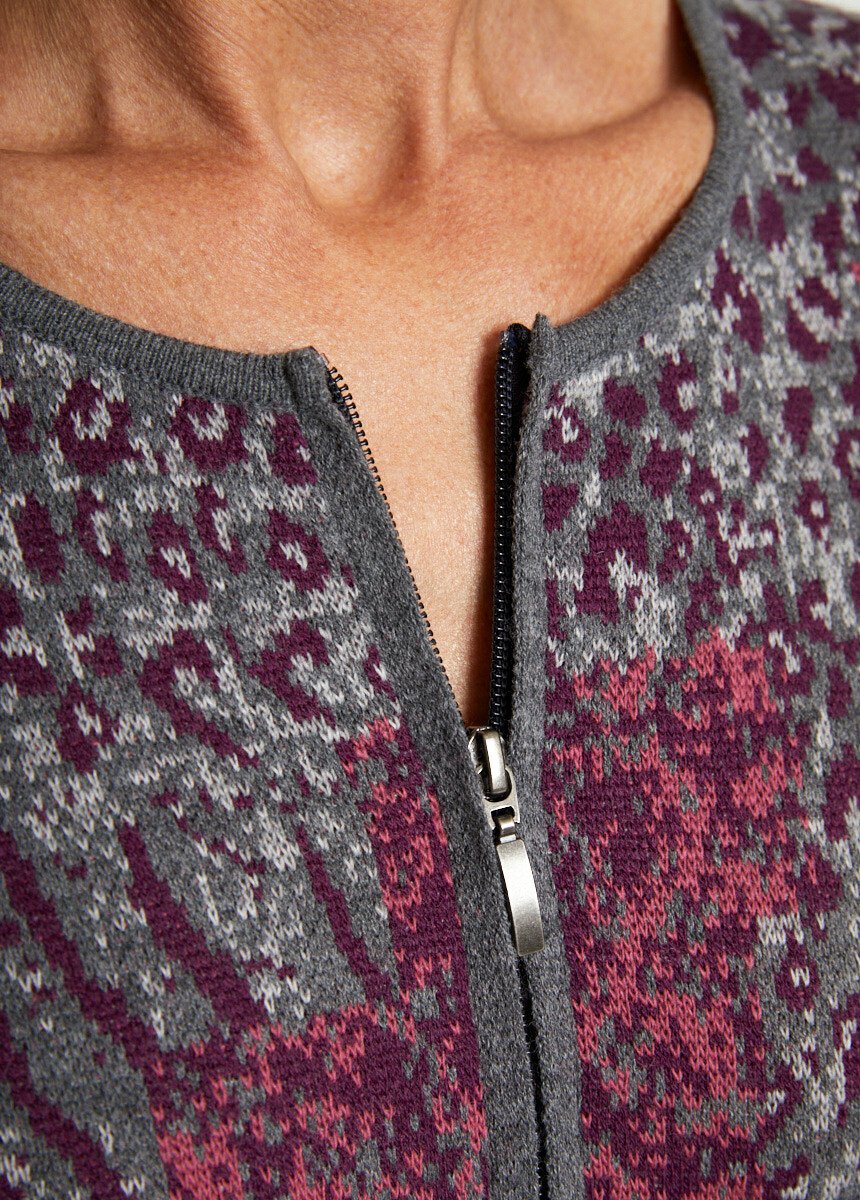 Cardigan_met_luipaardjacquard_en_rits_halflang_Grijze_en_zwarte_bessen_DE3_slim