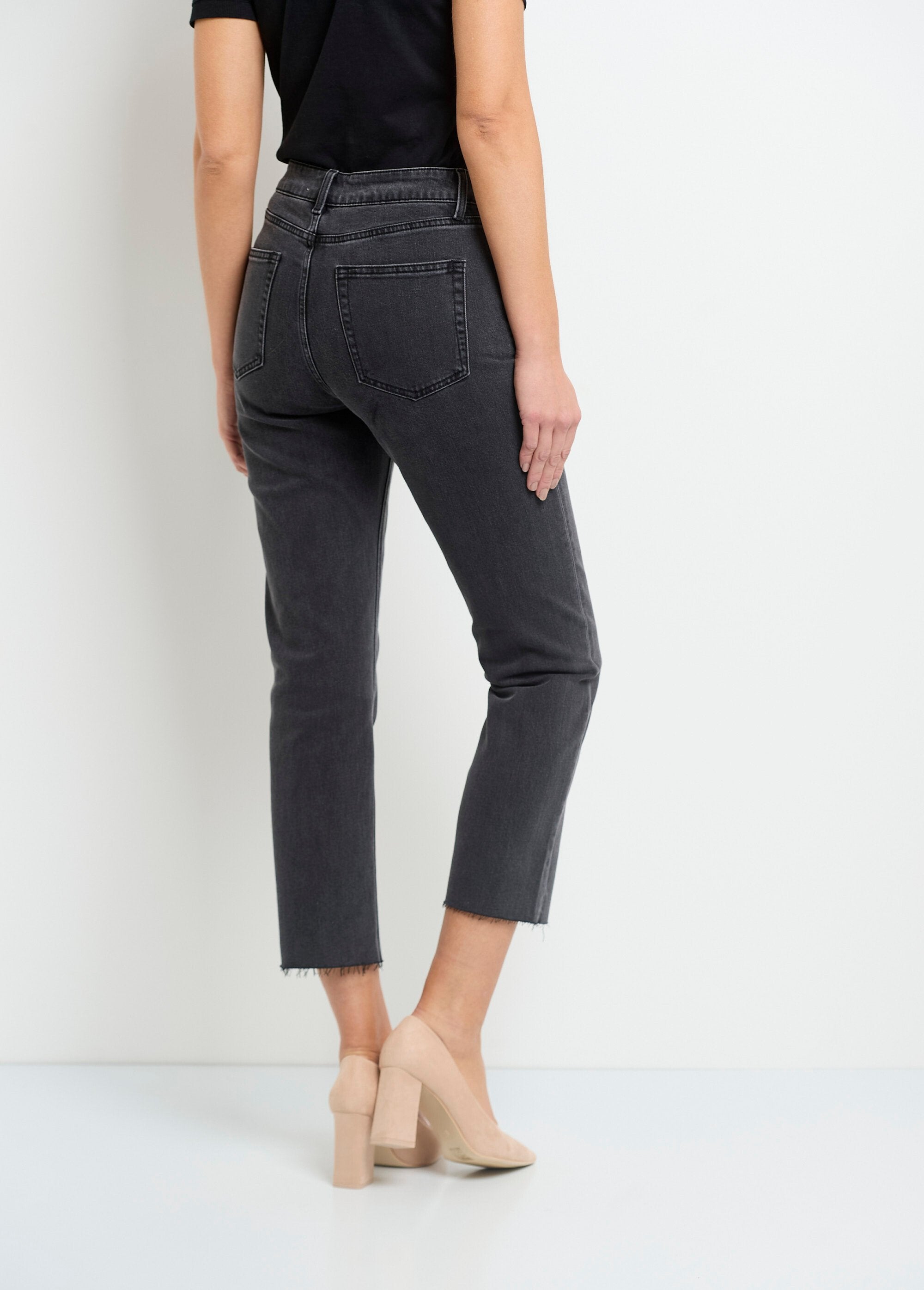 Rechte_jeans_met_5_zakken_en_gerafelde_zoom_Gris_DO1_slim