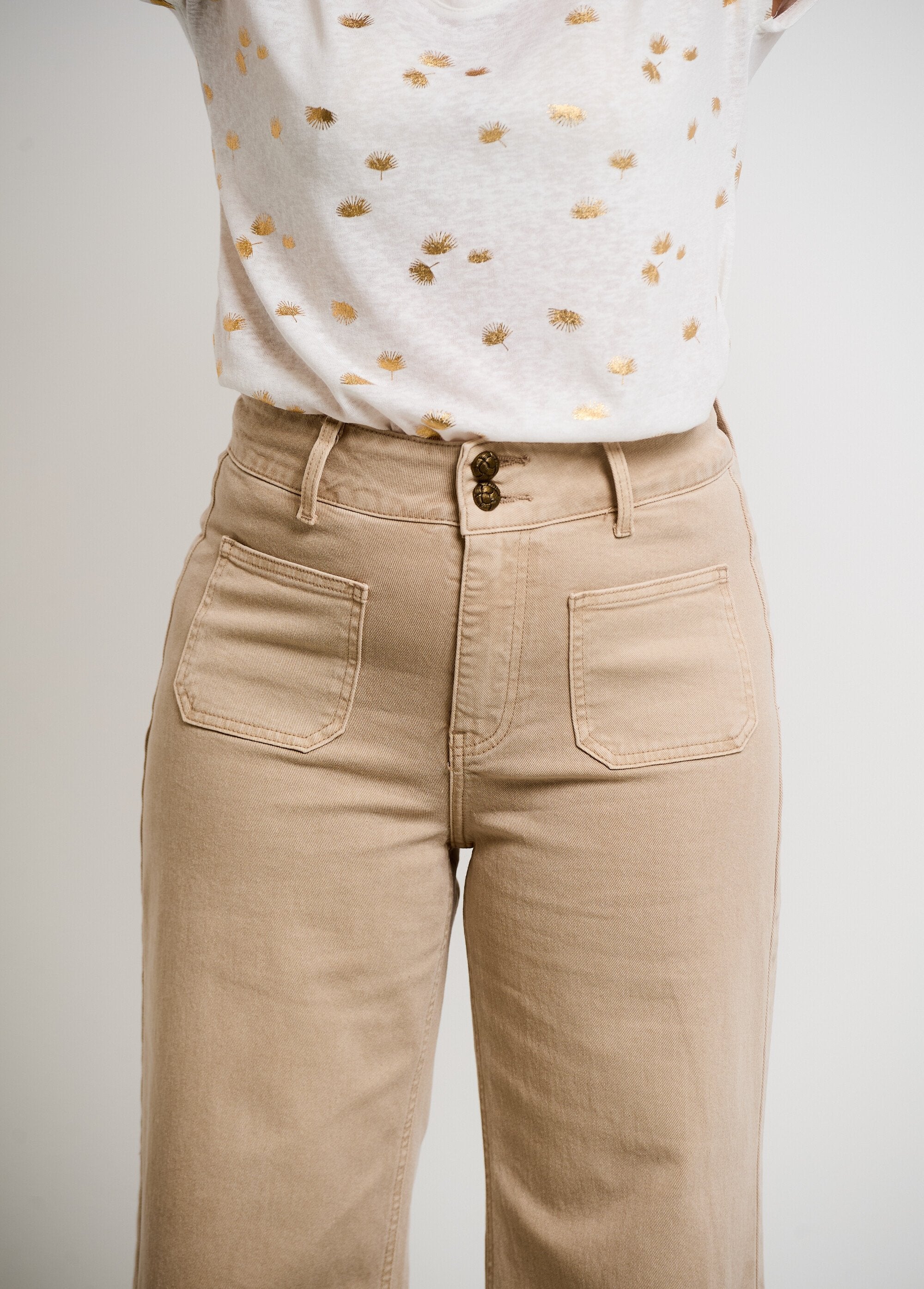 Flare_jeans_met_opgestikte_zakken_Beige_DE1_slim