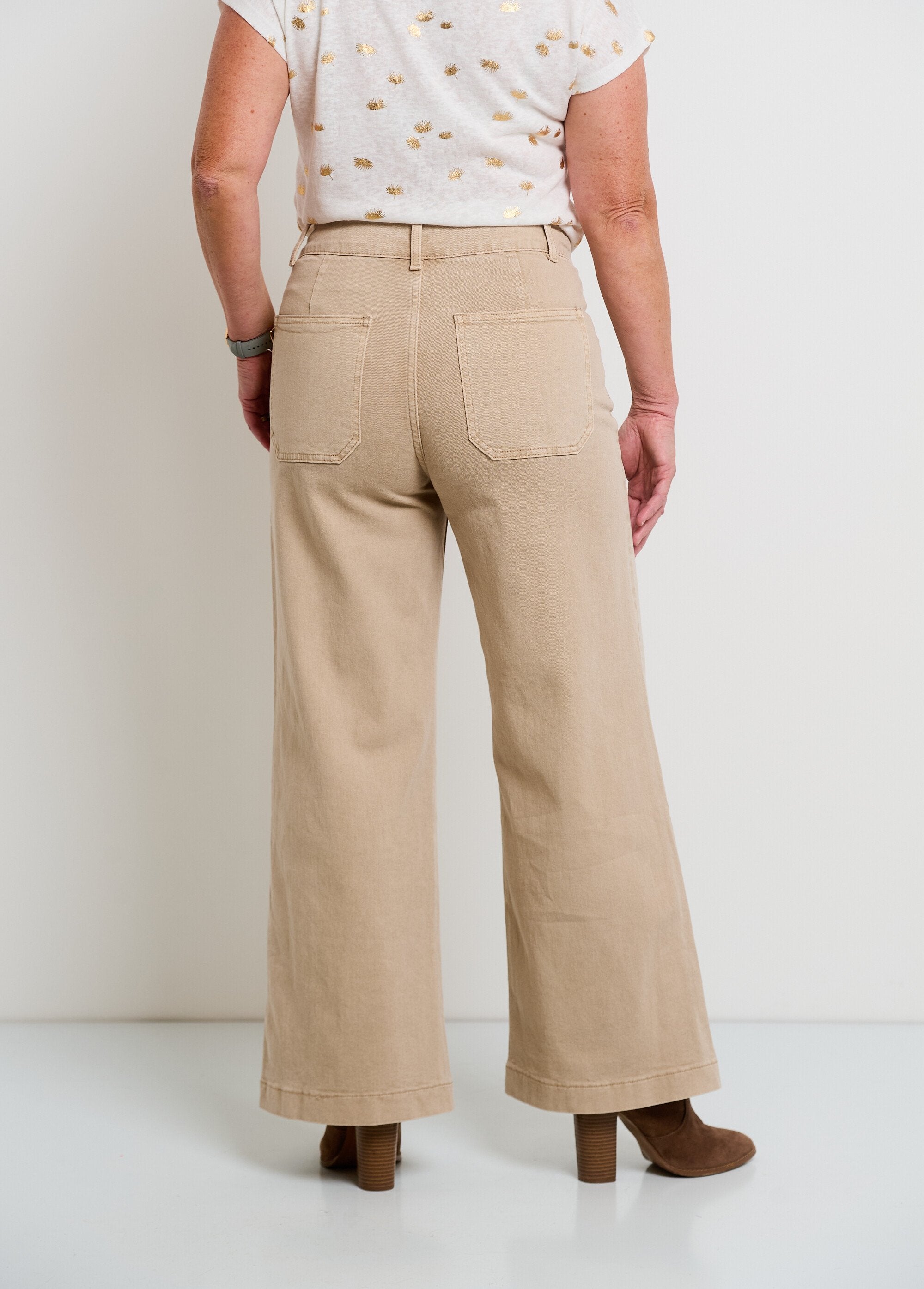 Flare_jeans_met_opgestikte_zakken_Beige_DO1_slim