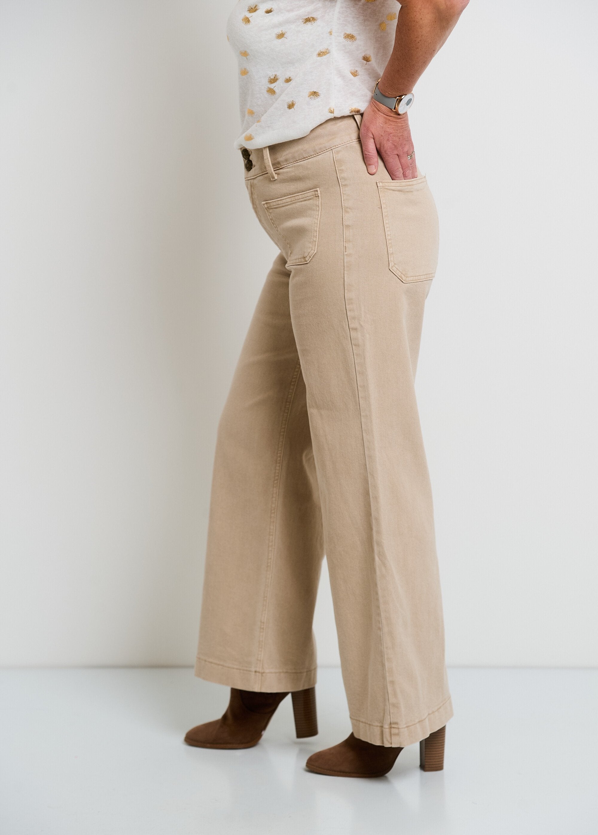 Flare_jeans_met_opgestikte_zakken_Beige_GA1_slim