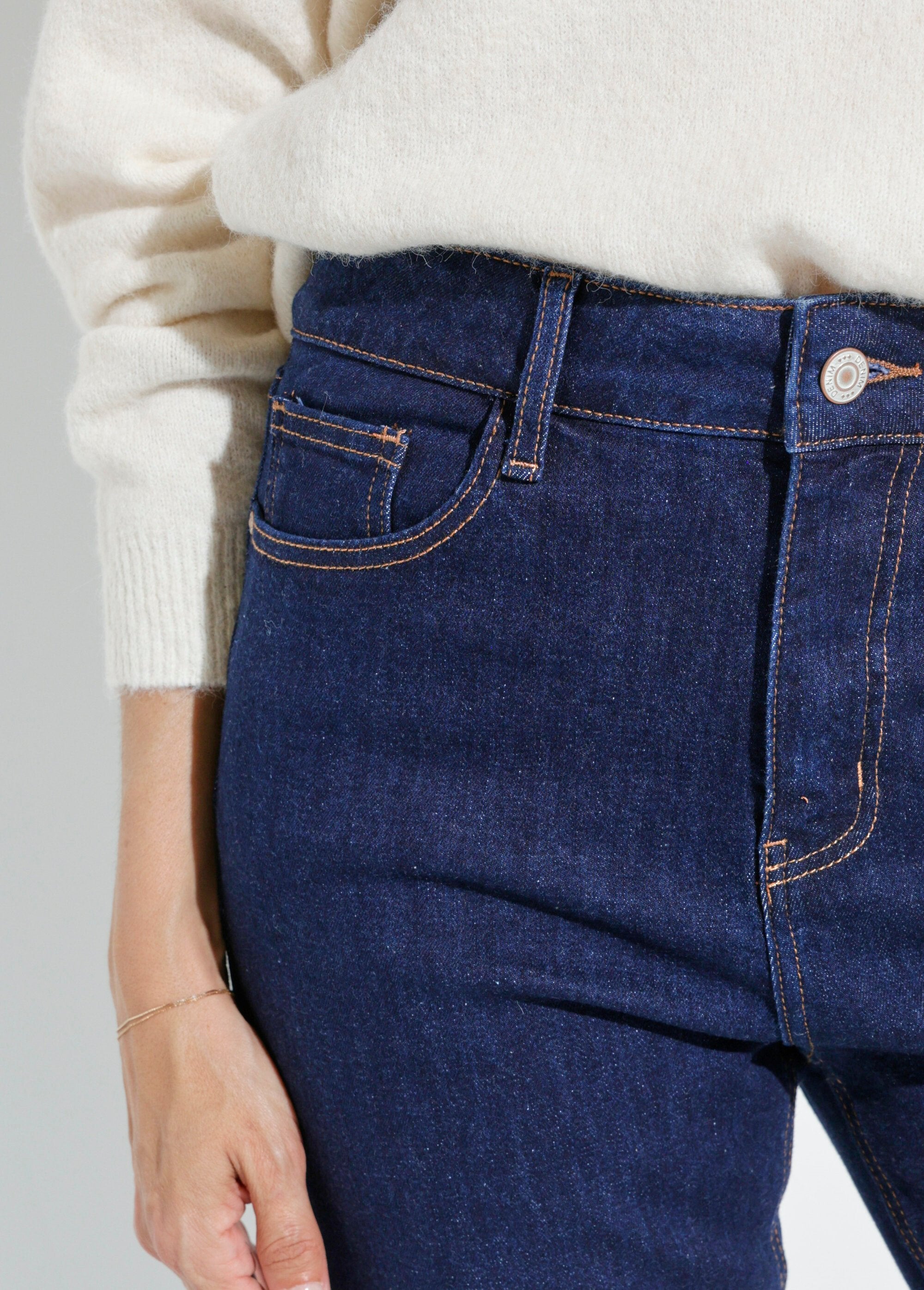 Denim_mom_jeans,_GROTE_MAAT_speciaal_Bleu_brut_DE1_slim