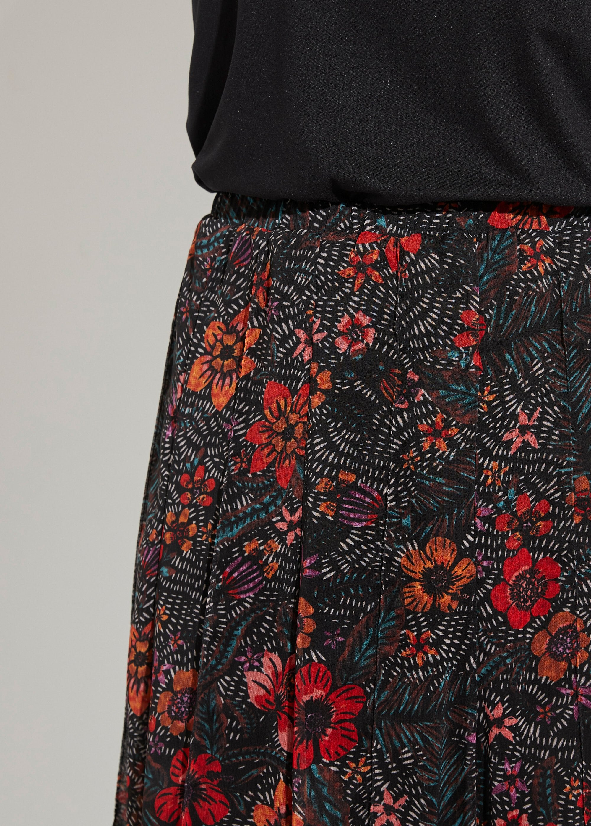 Jupe_longue_évasée_en_voile_fleuri_Noir_et_rouge_DE1_slim
