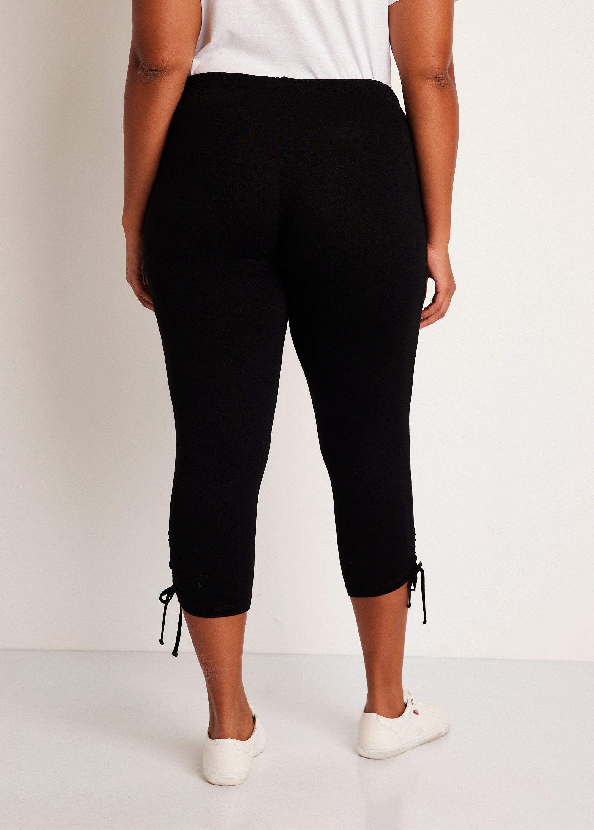 Korte_legging_met_elastische_tailleband_Effen_zwart_DO1_curvy