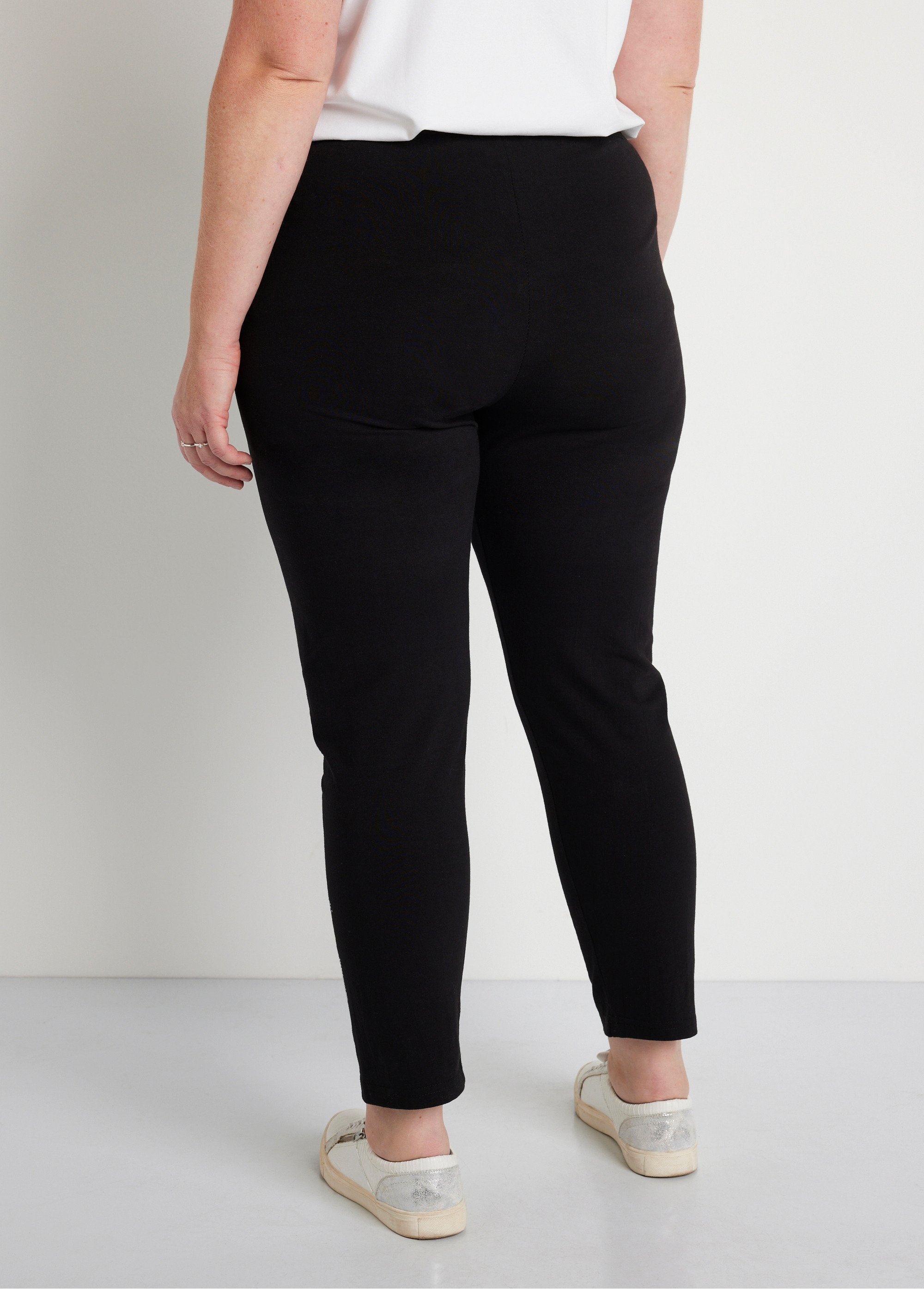 Effen_korte_legging_met_elastische_tailleband_Zwart_DO1_curvy