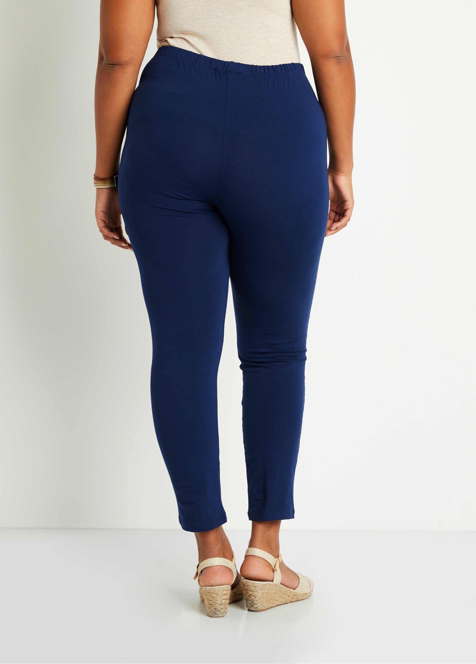 Bedrukte_legging_met_elastische_tailleband_Effen_marine_DO1_curvy