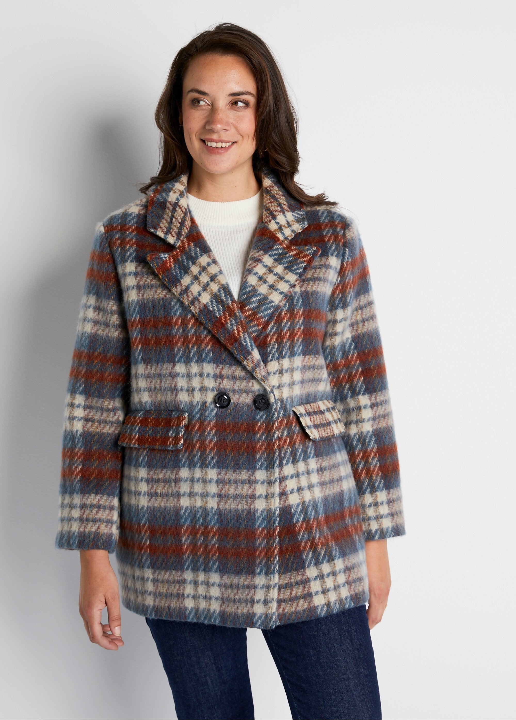 Short_winter_coat_in_warm_checked_fabric_Squirrel_tiles_FA1_curvy