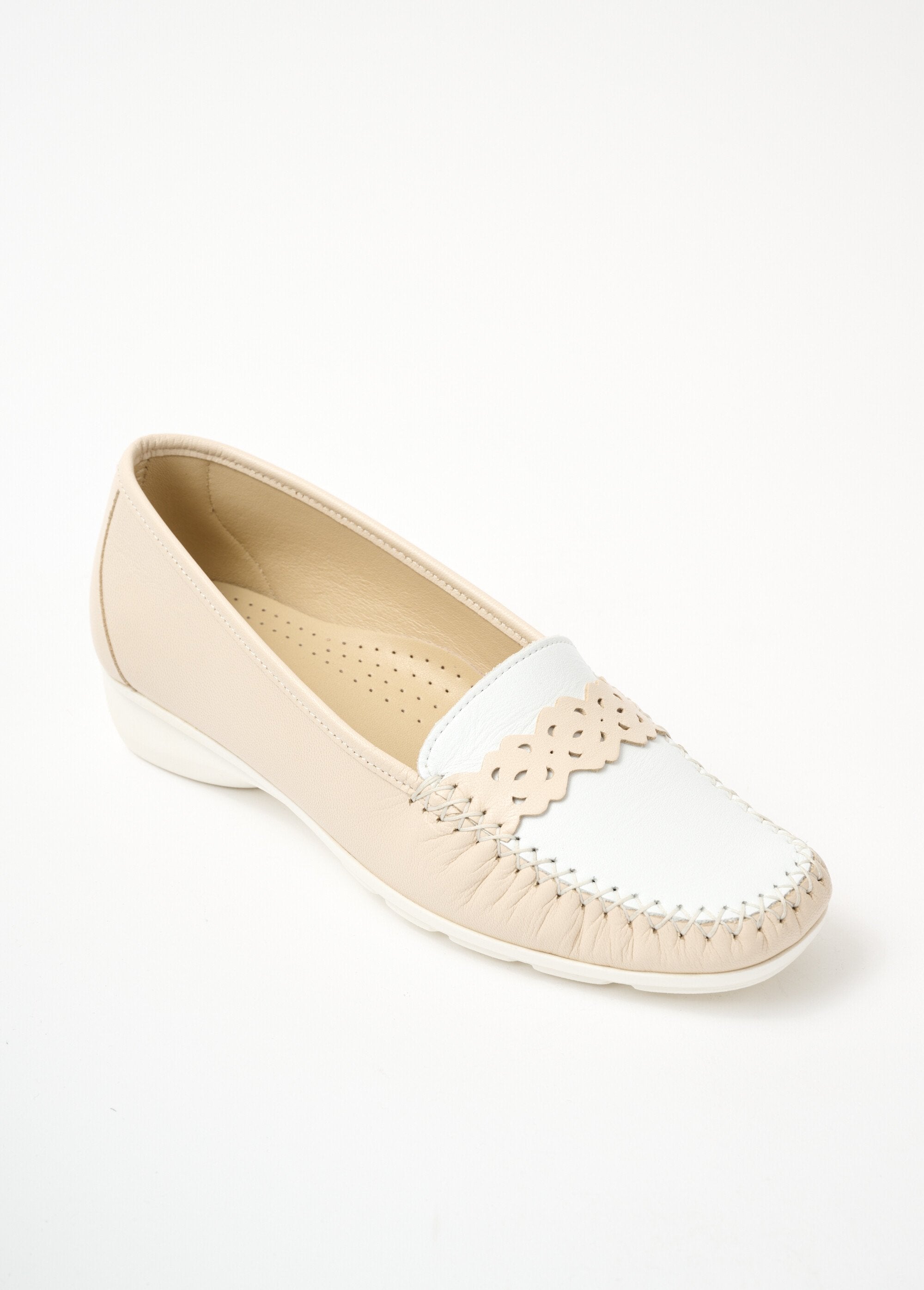 Mocassins_cuir_largeur_confort_Beige_et_blanc_FA1_slim