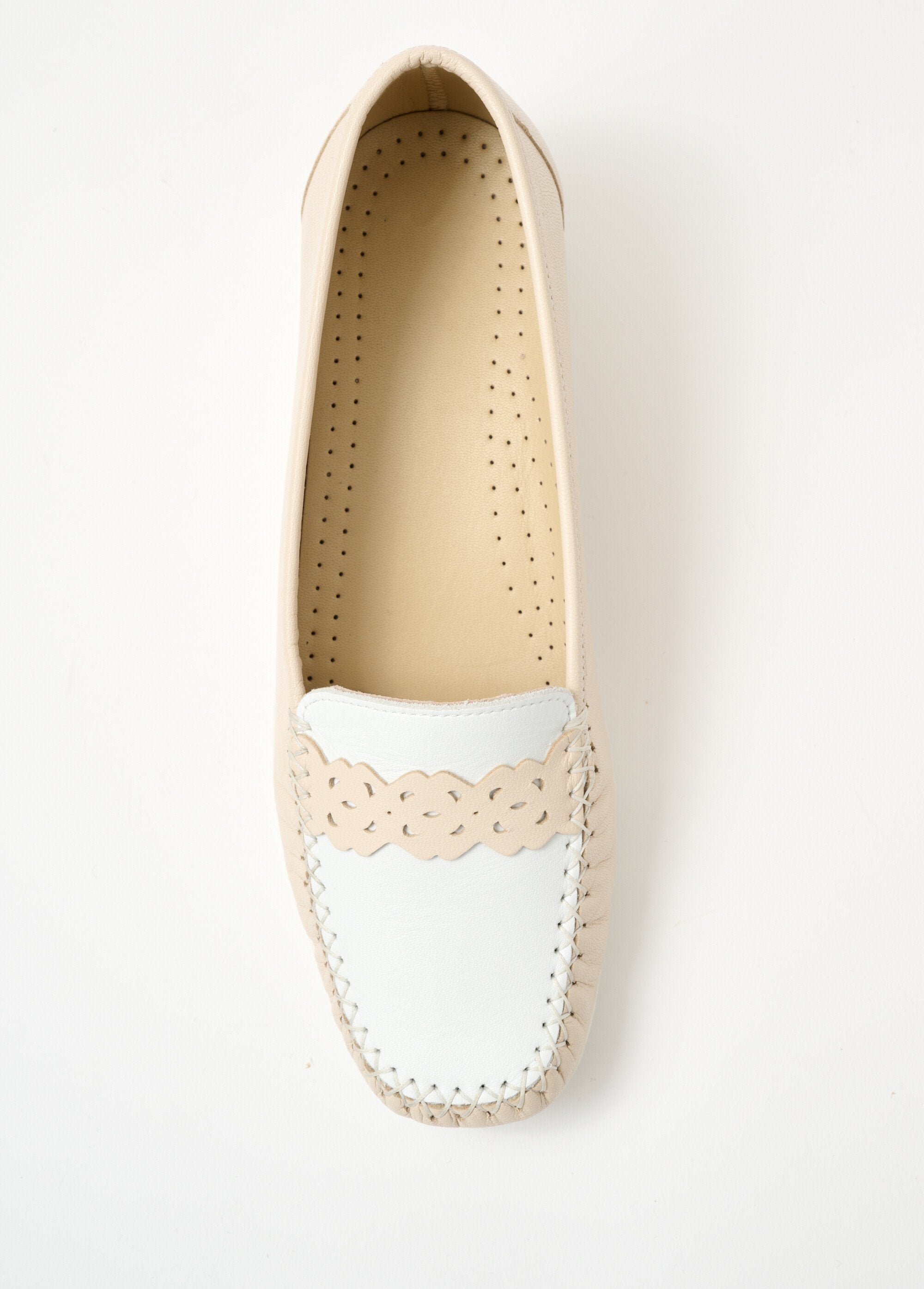 Mocassins_cuir_largeur_confort_Beige_et_blanc_OV1_slim