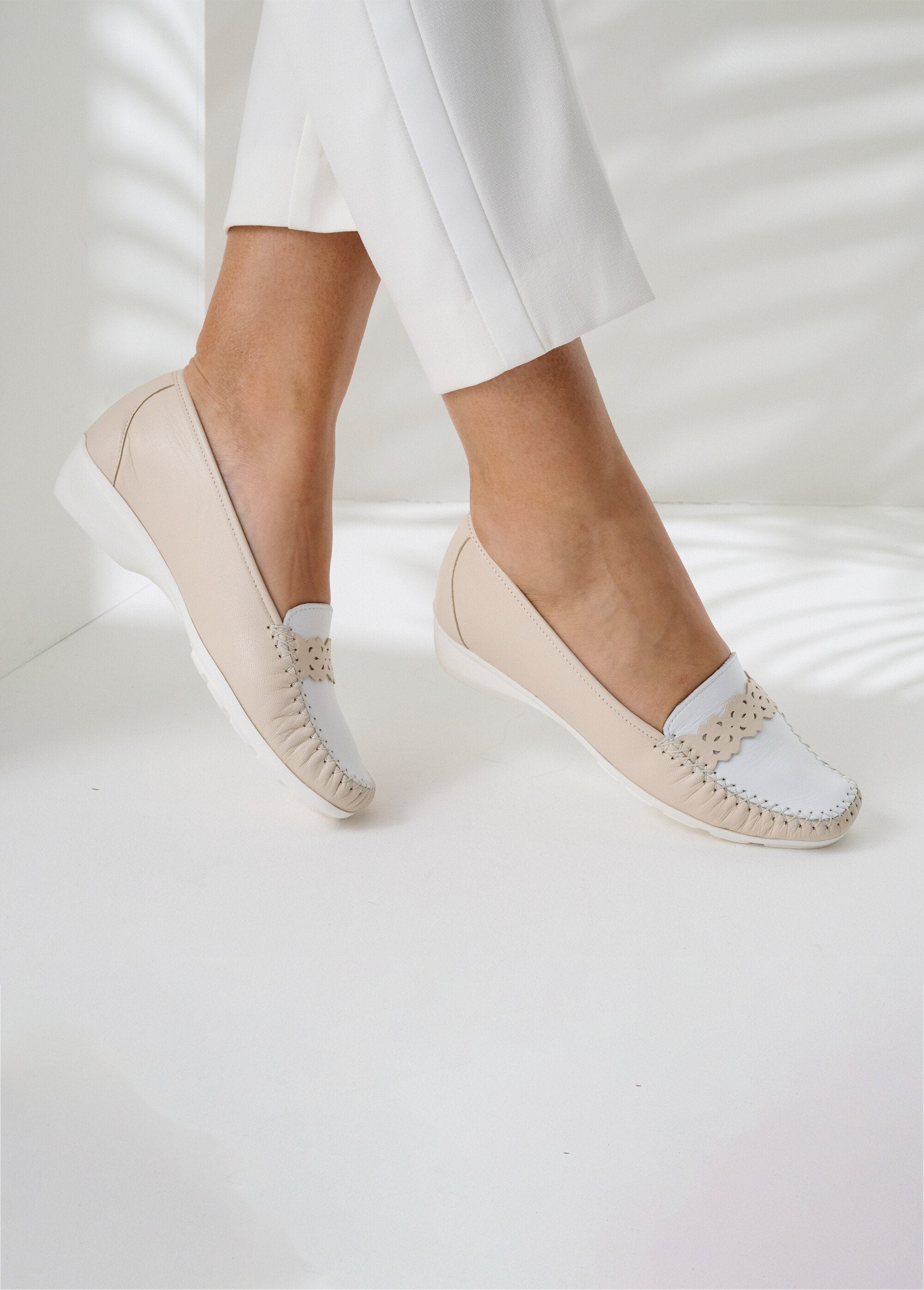 Mocassins_cuir_largeur_confort_Beige_et_blanc_SF1_slim