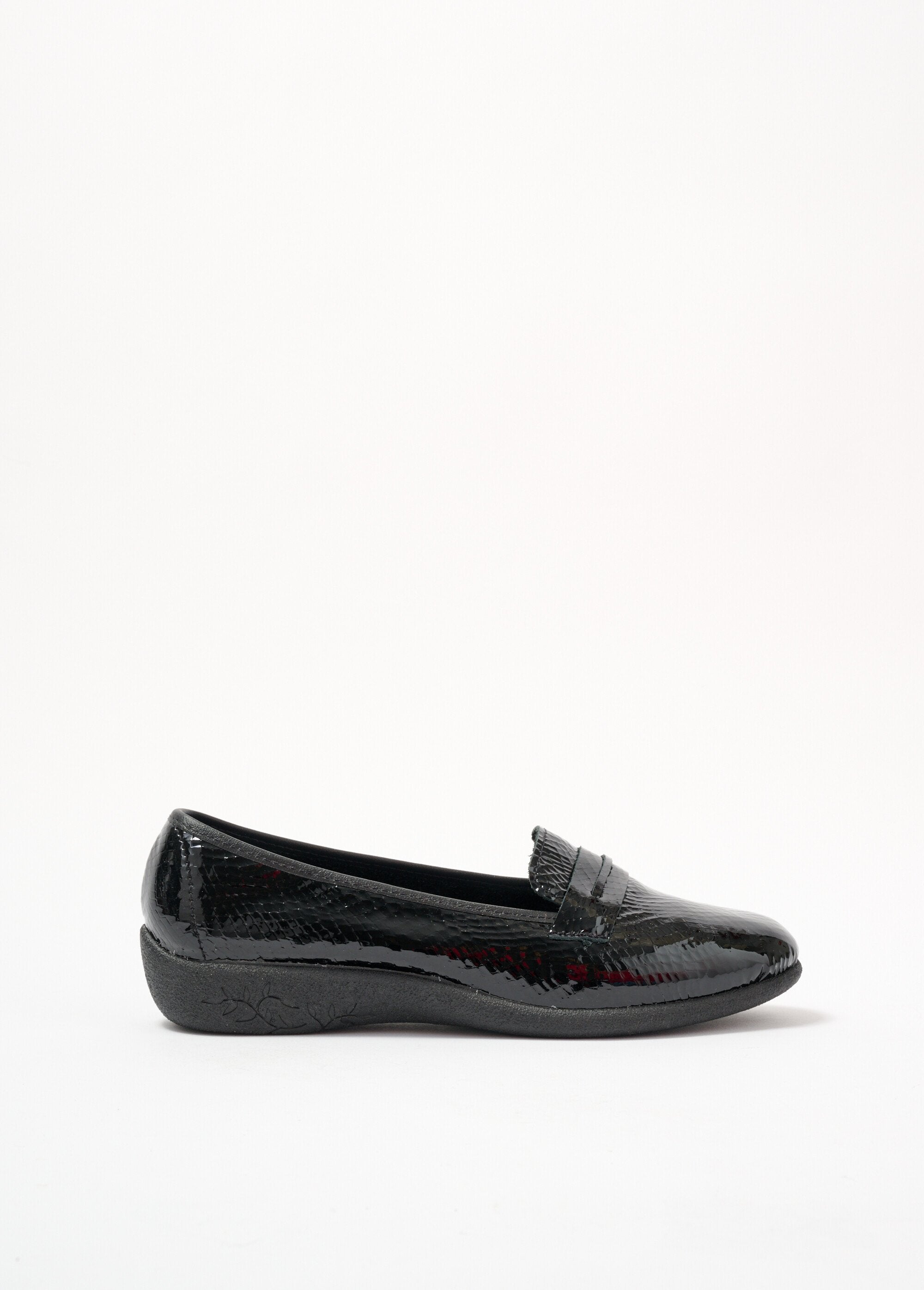 Mocassins_largos_em_pele_com_efeito_de_crocodilo_e_verniz_Noir_DR1_slim