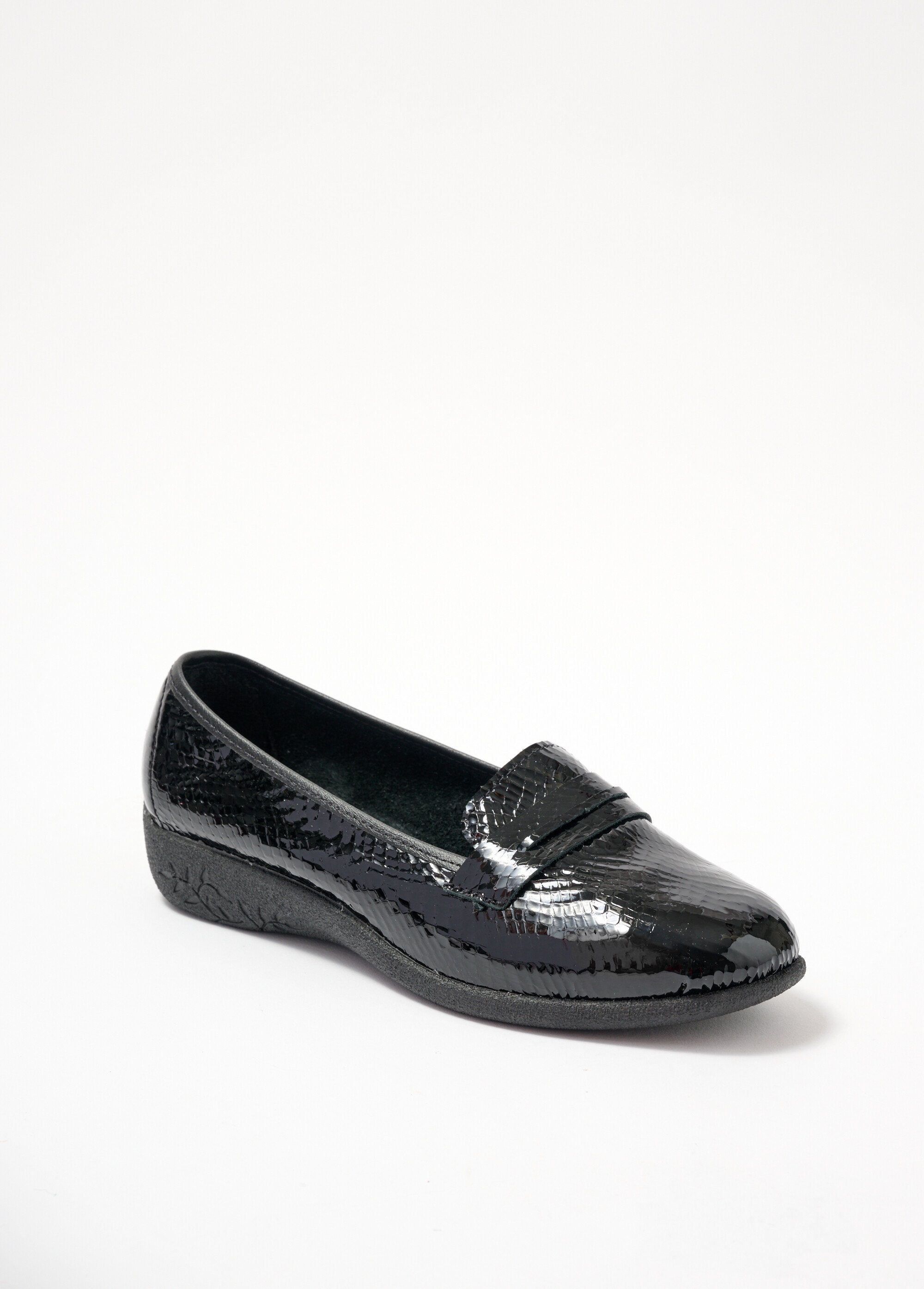 Mocassins_largos_em_pele_com_efeito_de_crocodilo_e_verniz_Noir_FA1_slim