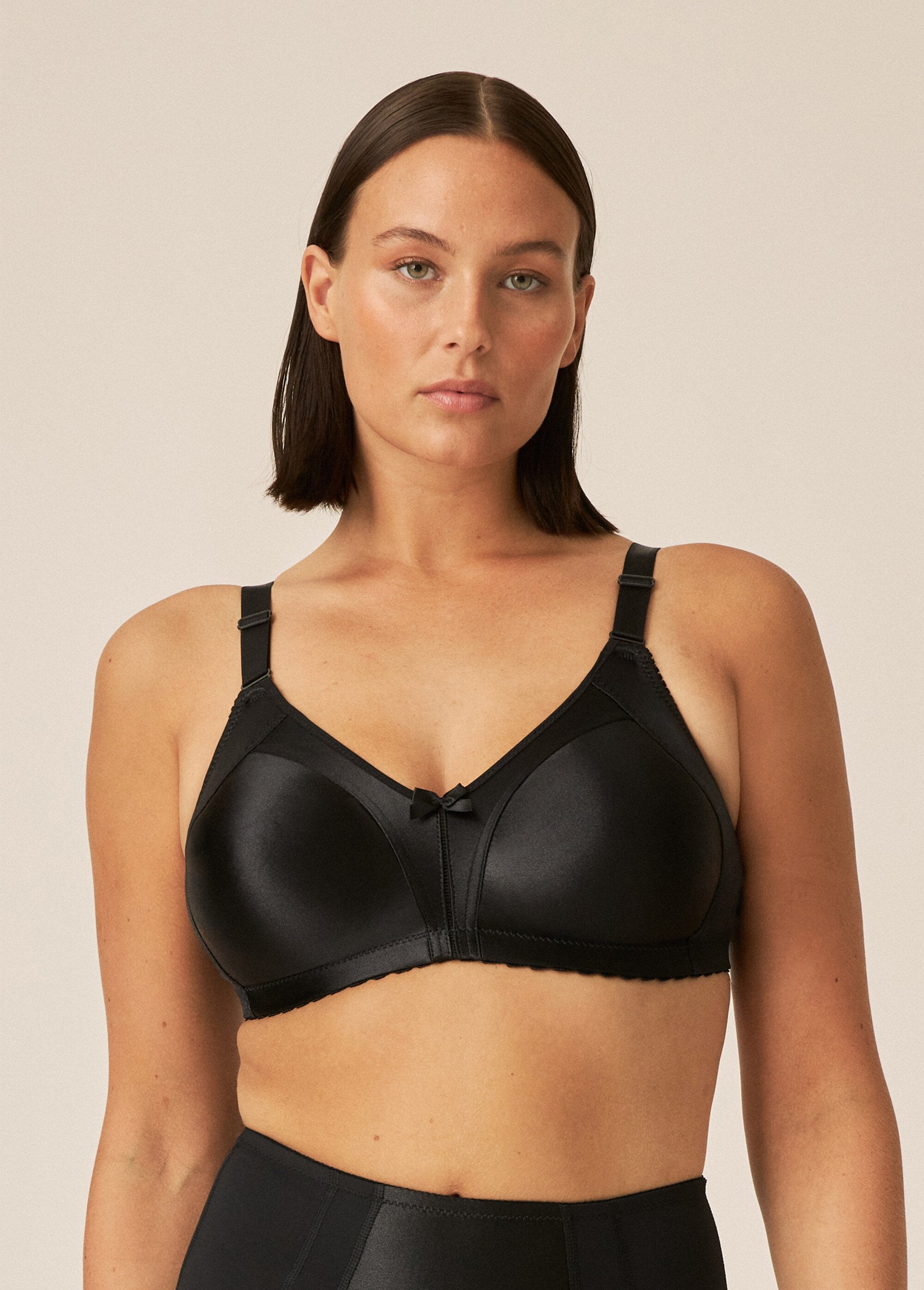 Naturana®_-_Soutien-gorge_minimiseur_sans_armatures_Noir_FA1_slim