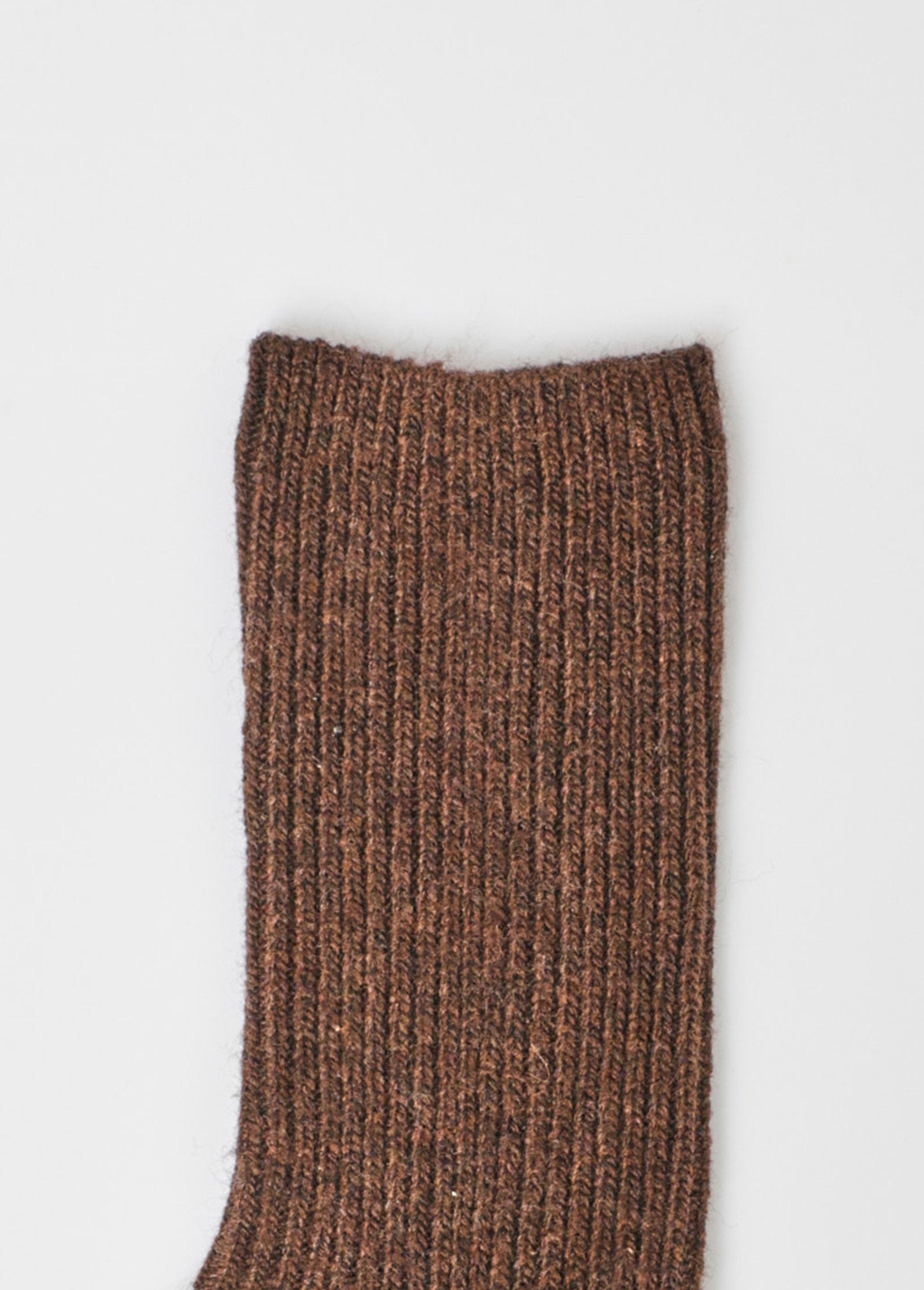 Paar_wollen_sokken,_fijne_ribbels_Camel_DE2_slim