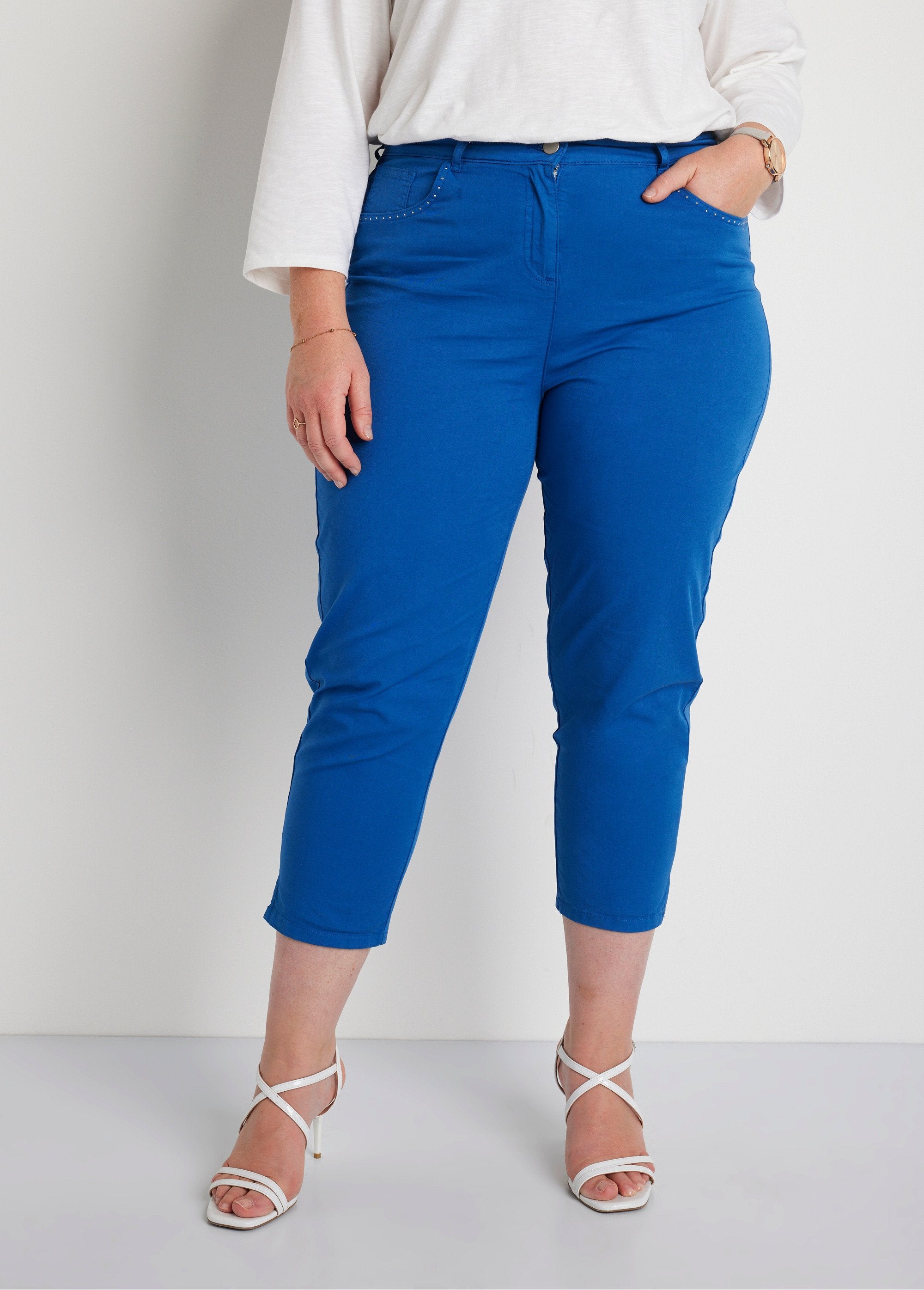 Pantalón_cropped_con_cinturón_elástico_y_5_bolsillos_azul_duro_FA1_curvy