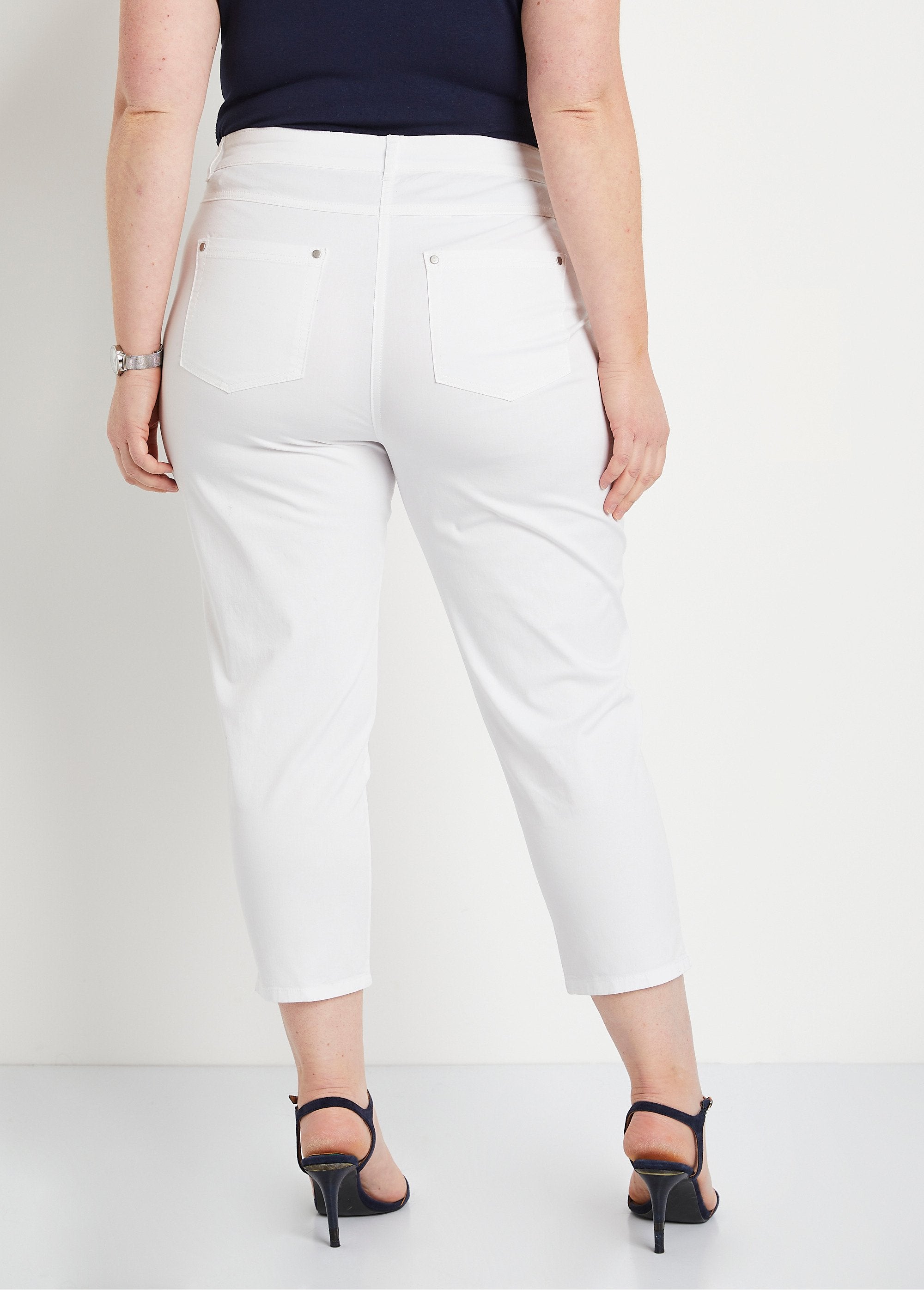 Calças_cropped_com_cinto_elástico_e_5_bolsos_BRANCO_DO1_curvy