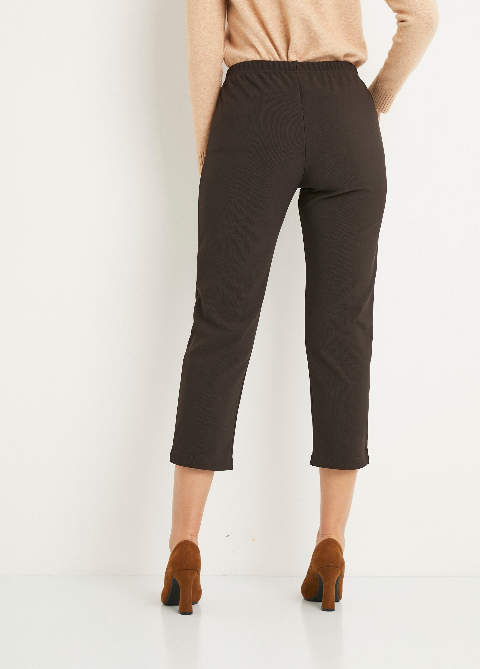 Geribde_broek_met_elastische_tailleband_Bruin_DO1_slim